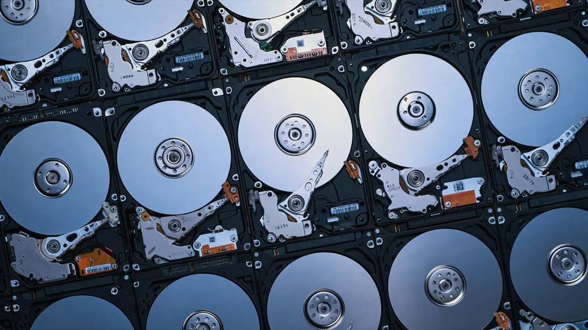 Из за роста цен на HDD в Великобритании оказалось выгоднее слетать в США за покупкой Жёсткие диски на 28 ТБ в Британии стоят почти 980 за штуку тогда как в американских магазинах около 610 Даже с учётом перелёта и проживания экономия при покупке десяти накопителей превысила 2 000 Epic Games Store