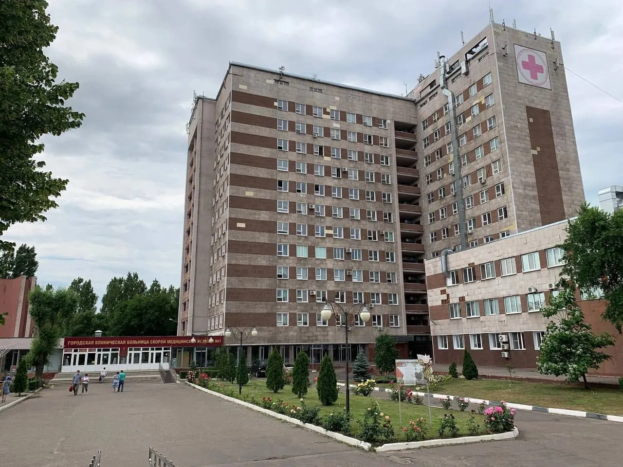 Запустивший цепочку неудач на стройке подстанции скорой помощи в Воронеже подрядчик взял контракт на капремонт БСМП Речь идет о компании ООО Ремонтно строительная компания Панорама которая стала победителем торгов С ней уже заключен контракт на сумму в 311 млн рублей При этом региональные власти изначально закладывали на исполнение работ 334 6 млн бюджетных рублей Компания займется капитальным ремонтом Воронежской городской клинической больницы скорой медицинской помощи 1 Она находится на проспекте Патриотов 23 В обязанности подрядчика будет входить обновление фасада здания и инженерных сетей Работы разделят на пять этапов завершить ремонт нужно будет до конца 2028 года Авансирование контракта не предусмотрено Ранее воронежский Спецстрой Сергея Загорули взял контракт на масштабную реконструкцию приемного отделения больницы за 739 43 млн рублей Теперь в общей сложности вложения властей в БСМП уже перевалили за 1 млрд рублей РСК Панорама зарегистрирована в Новоусманском районе Воронежской области Она принадлежит в равных долях Валентину Прилепину и Павлу Решетникову По итогам 2024 года выручка компании составила 171 2 млн рублей чистая прибыль 1 7 млн Несмотря на то что организация до 2024 года активно занималась господрядами в сфере здравоохранения больше всего она запомнилась провальной работой над строительством подстанции скорой медицинской помощи в Центральном районе Воронежа Она вязалась за объект в 2021 году за 270 млн рублей но не справилась с ним Та же участь ждала компанию Кристалл и Строй Проект В общей сложности объект не могут достроить около пяти лет При этом как рассказывали Площади в Министерстве строительства Воронежской области работа над подстанцией возобновится в 2027 году Подписывайся на Площадь