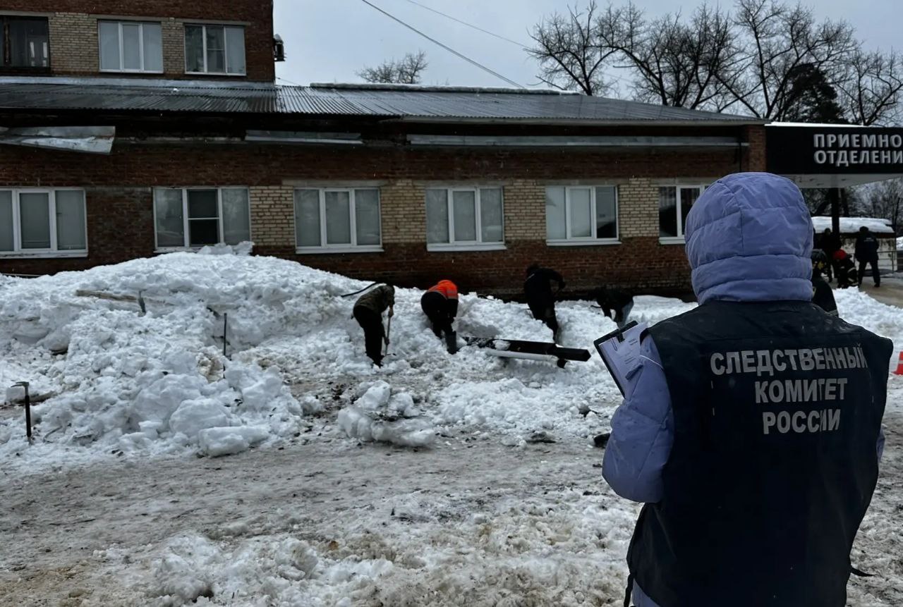 В Котовске Тамбовской области под тяжестью снега обрушился входной козырёк городской больницы Погиб один мужчина По предварительным данным под обломками могут ещё находиться четыре человека СК возбудил уголовное дело по статье Халатность Под подозрением должностные лица ответственные за своевременную очистку здания от снега и наледи Подписывайтесь на Подъём Паблик Подъёма в ВК