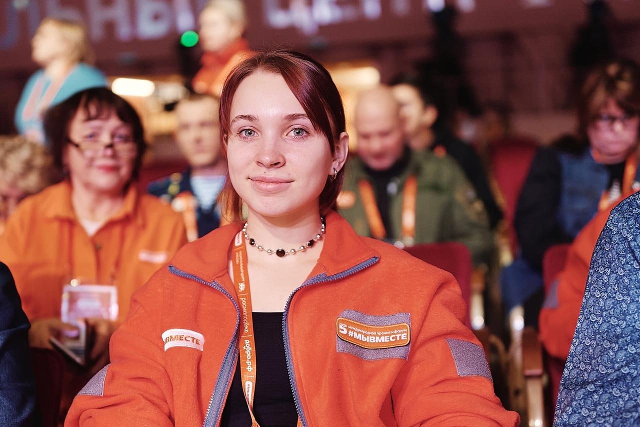 В трудовом кодексе появятся нормы о благотворительности Госдума приняла закон о корпоративном волонтерстве Заниматься благотворительностью вместе с коллегами станет проще 18 декабря Госдума приняла закон о корпоративном волонтерстве Один из авторов инициативы глава Комитета Госдумы по молодежной политике руководитель экосистемы Добро рф Артем Метелев сообщил что судя по опросам до двух третей работников хотели бы стать волонтерами участвовать в благотворительных мероприятиях помогать детским домам приютам для животных присоединяться к экопроектам и так далее Но останавливает их нехватка времени Поскольку будние дни работающий человек проводит в офисе а выходные посвящает семье Дать работникам возможность развиваться в волонтерстве призван новый закон В Трудовом кодексе появятся нормы о включении в коллективные договора между работодателем и сотрудниками мер поддержки корпоративного волонтерства и благотворительности В регионы направят методические рекомендации по развитию корпоративного волонтерства и внедрению мер поддержки