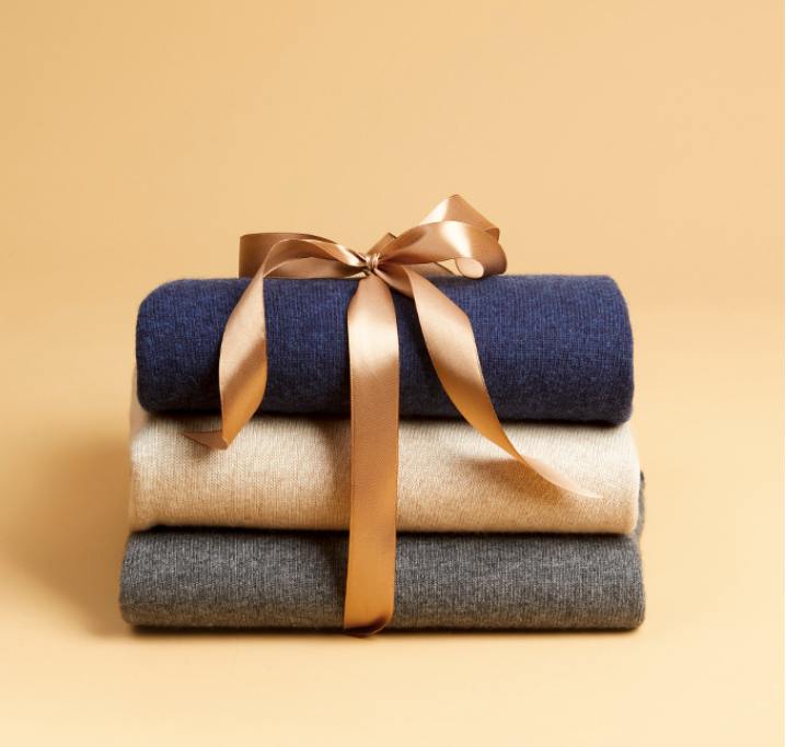 Что покупатели ждут от брендов в день рождения Бренды одежды как правило дарят скидку в день рождения но больше покупателей ждут от них сертификат 60 продукт или услугу 49 за ними идут скидка 53 бонусные баллы 48 и символический подарок 36 сувенир мерч или пробник следует из опроса Anketolog 28 опрошенных получали запоминающиеся поздравления от брендов а 30 говорят что получают мало поздравлений от компаний Еще столько же будут разочарованы если их не поздравит любимый бренд Смотрим что предлагают бренды в день рождения Befree дает скидку 20 Gloria Jeans 25 O stin дарит 1000 бонусов Sokolov подарок при покупке У некоторых марок размер подарка зависит от лояльности например Rendez Vous дарит 10 от суммы покупок за год 12Storeez дарит бонусные баллы но фиксированного количества нет Похоже покупатели любят больше определённости и будут рады получить что то небольшое но наверняка   Fashion retail