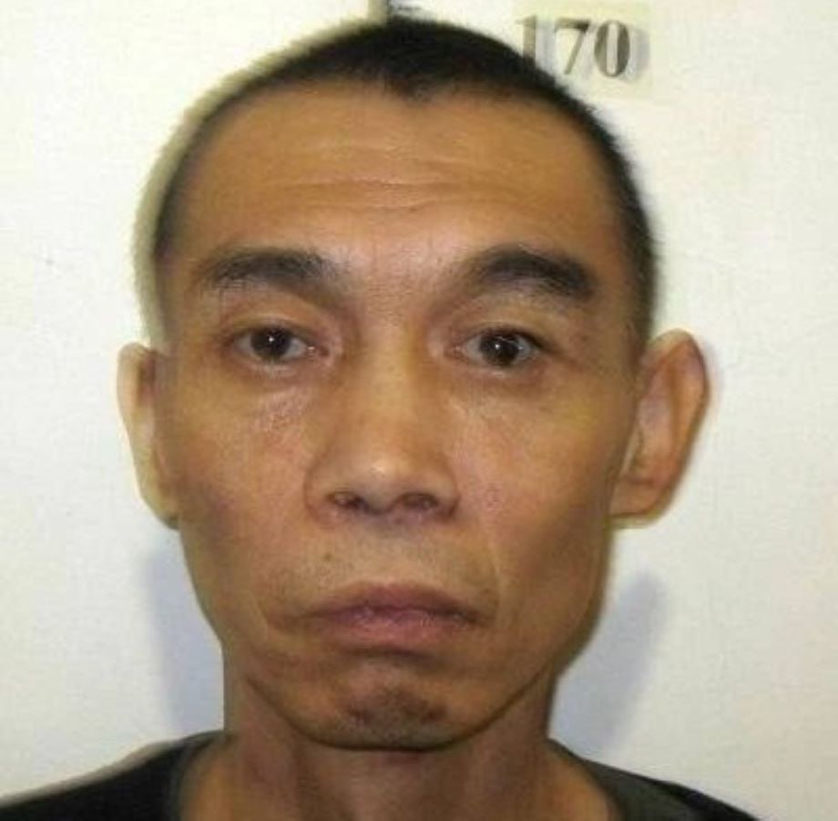 Осуждённый за незаконное пересечение границы китаец сбежал из приморской колонии Активные поиски осуждённого покинувшего колонию поселения 37 в селе Дзержинское Октябрьского района ведутся в Приморском крае Гражданин КНР отбывал полтора года за незаконное пересечение границы РФ теперь видимо решил незаконно пересечь её в обратном направлении Официально распространённые ГУФСИН по Приморскому краю приметы Рост 170 175 см среднее телосложение тёмные коротко стриженные волосы карие глаза Был одет в чёрный пуховик до колена с капюшоном тёмные штаны и зелёные ботинки с красной эмблемой напоминающей символику Китая В колониях поселениях осуждённые содержатся без конвоя и могут свободно перемещаться по территории учреждения под надзором администрации Чем гражданин Китая и воспользовался Правоохранительные органы просят жителей региона проявить бдительность и незамедлительно сообщать любую информацию о местонахождении беглеца по следующим телефонам 8 423 230 5 327 дежурная часть 8 423 230 5 311 Если у вас есть новость пишите нам в чат бот