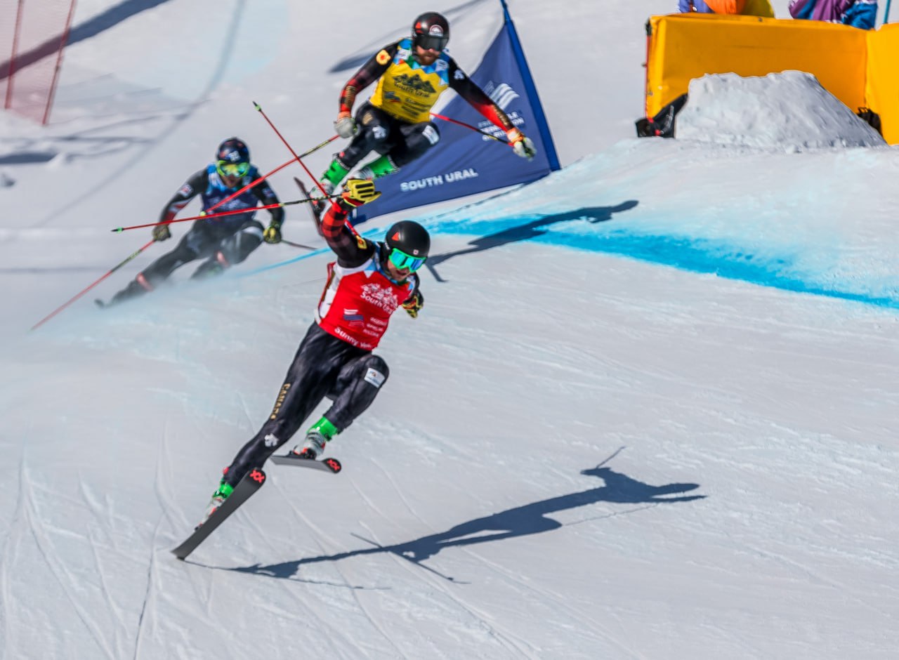 Чемпионы России и Китая сразятся на турнире по ски кроссу в Челябинской области В середине марта на горнолыжном курорте Солнечная долина в Челябинской области пройдет международный Кубок чемпионов по ски кроссу В борьбе за медали на трассу выйдут победители ведущих соревнований страны Кубка мира олимпийские чемпионы России и Китая Челябинскую область представит лидер сборной России Игорь Омелин сообщили в минспорта Помимо соревновательной части на территории курорта организуют интерактивную программу для болельщиков с конкурсами и активностями ярмаркой полевой кухней и концертом В качестве особого гостя перед гостями и участниками турнира выступит известный исполнитель имя которого организаторы пока не называют Подписаться на vecherchel   Поддержать Читать в Мах