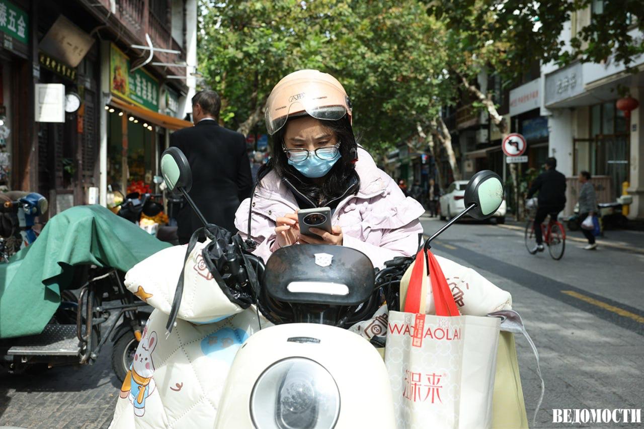 Власти Китая запретят непристойный контент в личных сообщениях и ужесточат наказание за распространение порнографии в популярных мессенджерах и соцсетях таких как WeChat пишет The Washington Post Новый законопроект вступит в силу с 1 января 2026 года Поводом по данным издания стал ряд громких скандалов связанных с распространением интимных изображений без согласия женщин в онлайн группах Нарушителям может грозить административное задержание на срок от 10 до 15 суток и штрафы до 700 В отдельных случаях особенно при вовлечении несовершеннолетних наказание может быть значительно строже и включать длительные сроки лишения свободы Telegram Max