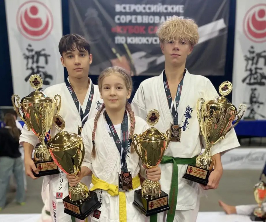 Каратисты края завоевали пять медалей всероссийских соревнований по синкекусинкай Кубок Сатори прошел в Самаре в СК МТЛ Арена Турнир собрал 740 участников из 24 субъектов Российской Федерации Лия Котожекова принесла в копилку региона сразу две награды бронзу в дисциплине ката и серебро в весовой категории 35 кг среди девочек 10 11 лет Валерия Шишкина стала второй среди девушек 14 15 лет до 40 кг А Дмитрий Кибирев и Сергей Злобин стали сильнейшими в своих группах