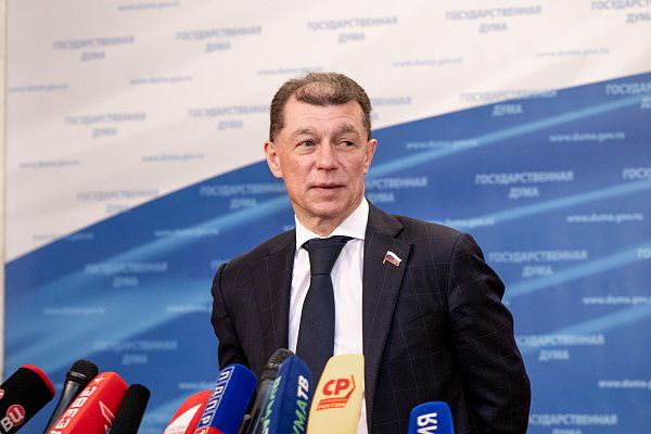 Законопроект, направленный на совершенствование контроля вывоза товаров из ОЭЗ Калининградской области, принят в первом чтении В своем Telegram-канале председатель комитета Госдумы по экономической политике Максим Топилин отметил, что цель законопроекта, «упростить вывоз товаров из ОЭЗ в страны Евразийского экономического союза Армения, Беларусь, Казахстан, Киргизия . «Сейчас при ввозе в нашу страну иностранных товаров, включая товары из недружественных государств, таможенные органы подвергают фактическому контролю не более 1% товарных партий, а при вывозе товаров Союза из Калининградской области – 100%, – сообщил парламентарий. - При этом критерии принятия решений о «глубине» осмотра в настоящее время не установлены: то есть решение принимается конкретным человеком, находящимся в это время на работе. Из-за этого увеличиваются сроки совершения таможенных операций, затраты отправителей, связанных с погрузкой и выгрузкой товаров. В результате предприниматели могут отказаться работать в регионе». Чтобы такого не произошло, указал глава профильного комитета, законопроектом предлагается применять принцип выборочности объектов проверки соответствия фактически вывозимых товаров сведениям, содержащимся в документах, подтверждающих их статус, как товаров Союза с учетом установленных критериев. «Этот подход позволит исключить безальтернативную обязанность для таможенных органов осуществлять такую проверку во всех случаях», – заключил Топилин.