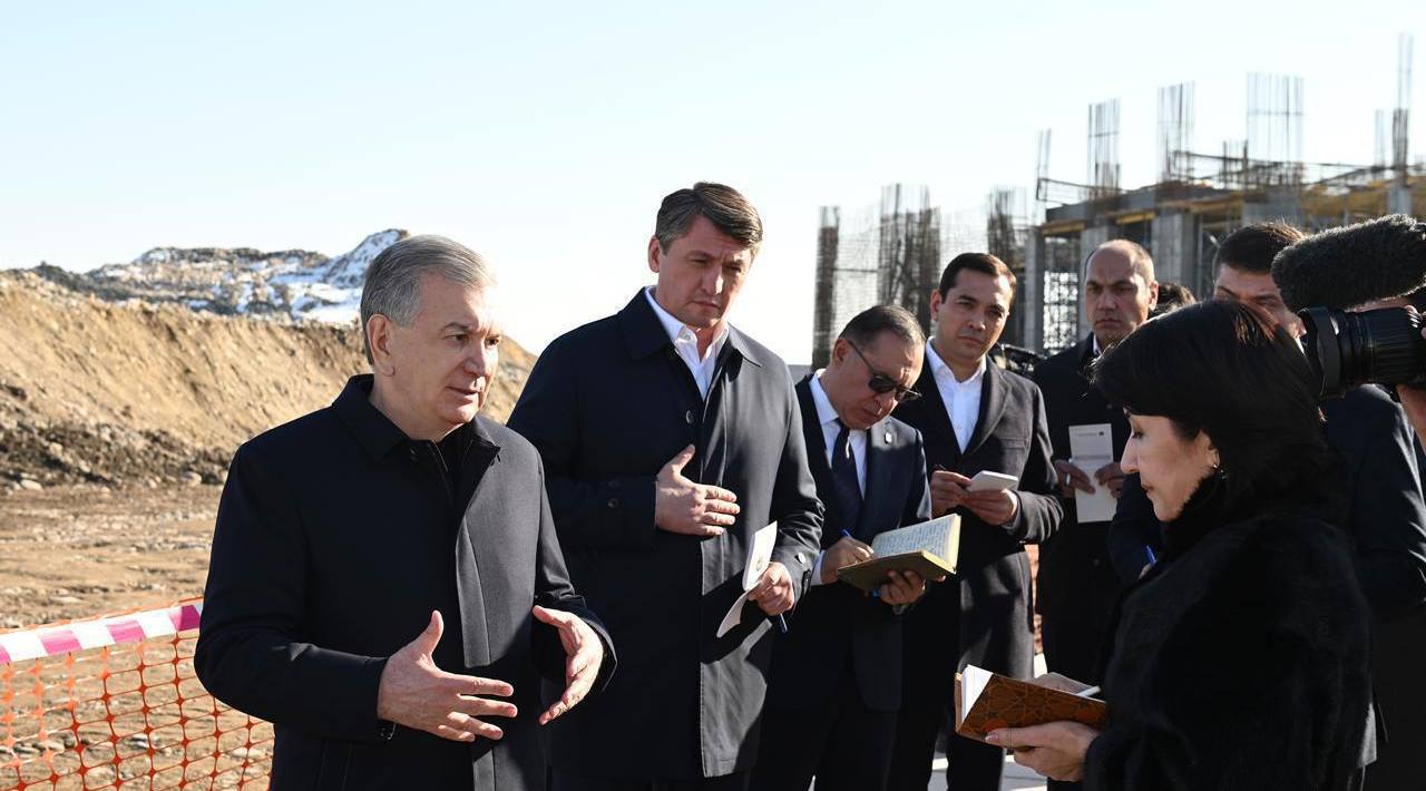 Сегодня Шавкат Мирзиёев ознакомится с ходом строительства в Новом Ташкенте В ходе визита глава государства изучит ход реализации проектов в сфере дорожно транспортной инфраструктуры энергетики жилищного строительства и образования а также других ключевых направлений городского развития uznews