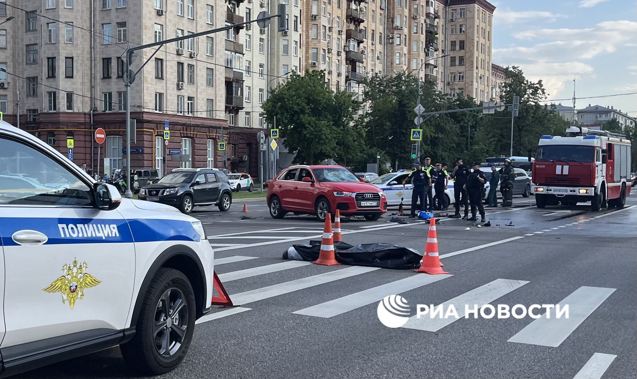 Мотоциклист погиб в ДТП в центре Москвы. "По предварительным данным, на Комсомольском проспекте в районе дома 40 произошло столкновение автомобиля Audi с мотоциклом. В результате аварии водитель мотоцикла от полученных травм скончался на месте", - говорится в сообщении в Telegram-канале ГАИ.