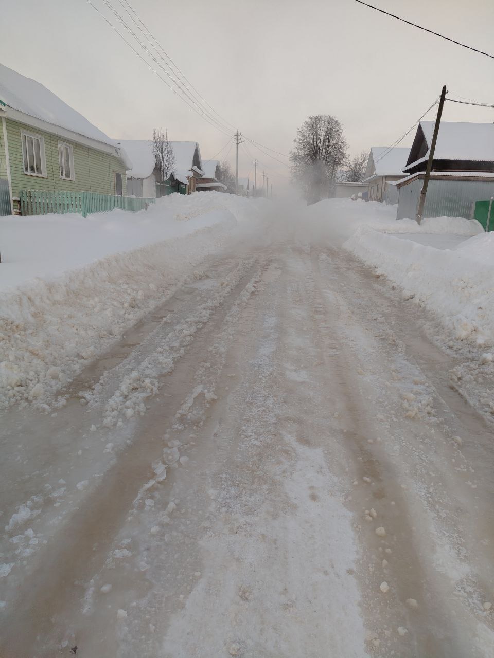 Замерзает система 30 градусные морозы сегодня стали причиной двух коммунальных аварий в Удмуртии В 4 часа утра оборвался провод электроснабжения на линии ЛЭП в Игринском районе Без электричества остались деревни Бачкеево Бельское и Сундошур Аварийно восстановительная бригада уже устраняет обрыв Как сообщила газета Светлый путь электроснабжение обещают восстановить до полудня А в поселке Вавож порыв на водопроводе без холодной воды остались жители семи улиц Комсомольской Свободы Кирова Логовой Пионерской Азина и частично Гагарина Ремонтные работы продлятся ориентировочно около двух суток сообщила администрация Вавожского района В муниципалитете жителям советуют заранее создать запас питьевой воды Странная рекомендация Из чего делать запас если воды уже нет Фото администрация Вавожского района