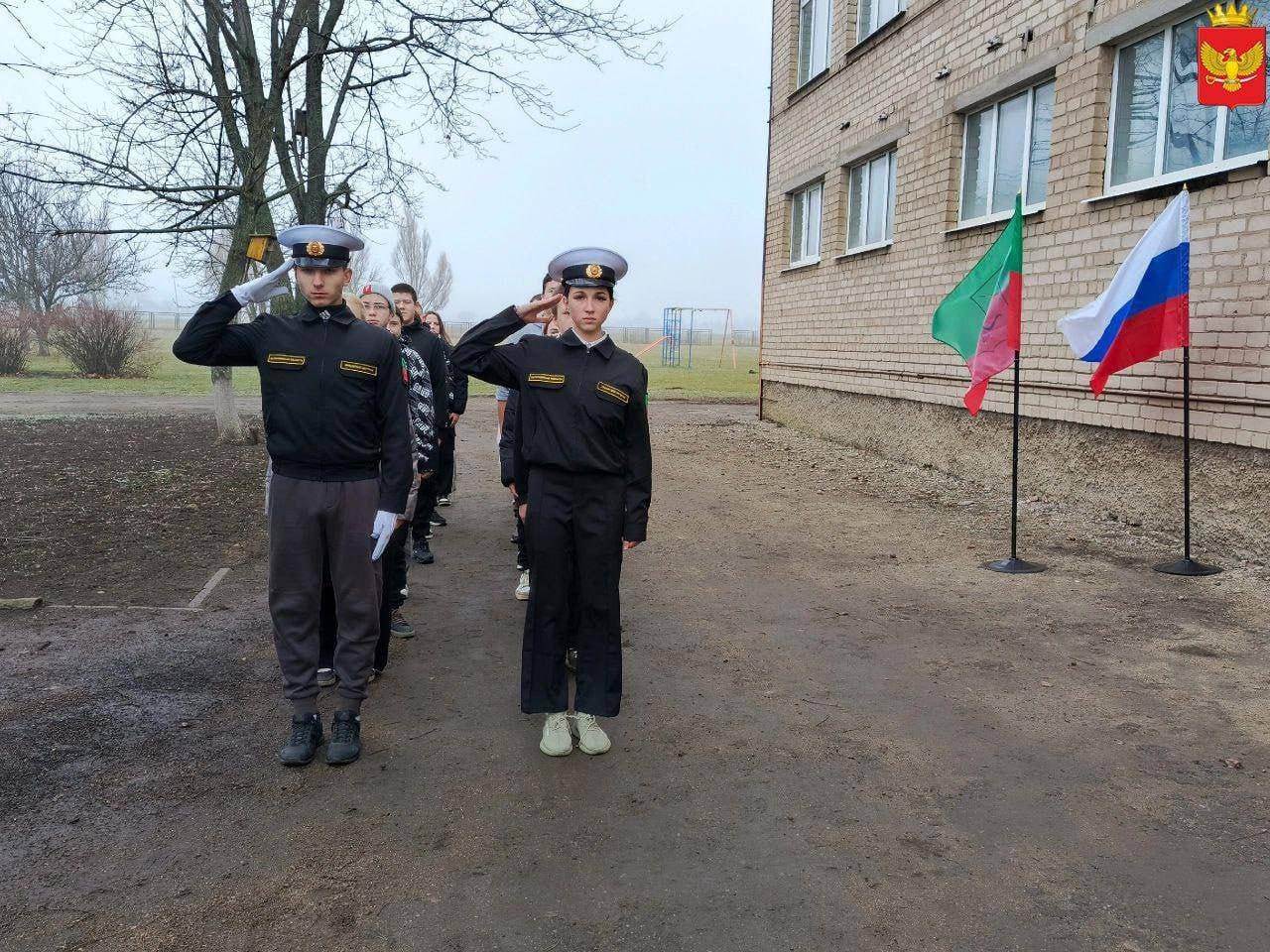 В Партизанской школе провели смотр строя и песни  Ежегодно, перед 23 февраля, в образовательных учреждениях России проходит традиционный смотр строя и песни. В Партизанской школе ребята показали хороший уровень. Учащиеся, чеканя шаг, промаршировали по территории школы под аккомпанемент патриотической песни.  Ребята продемонстрировали отличную дисциплину. Наставники отметили, что такие мероприятия способствуют формированию у ребят собранности, подтянутости и позитивного отношения к военной службе.