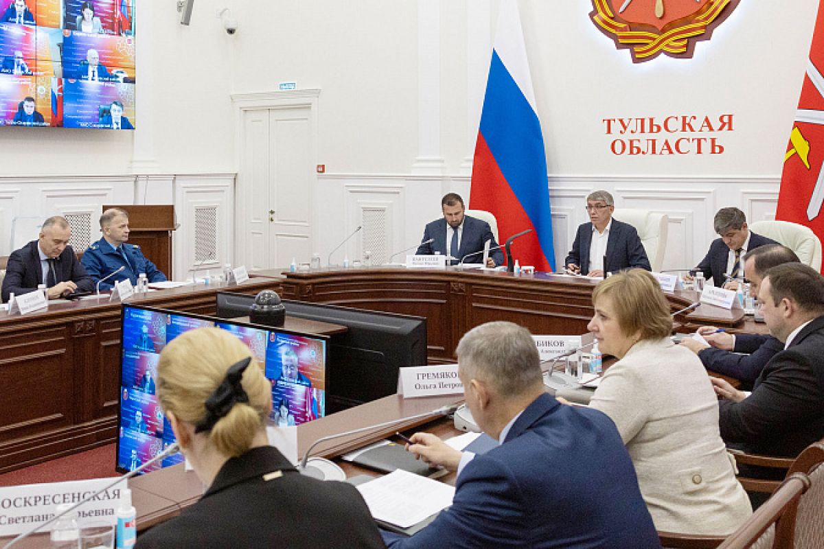 Дмитрий Миляев провел заседание антитеррористической комиссии областной столице   newstula ru fn 1745117 html На совещании были подробно рассмотрены и проанализированы меры направленные на усиление защиты стратегических объектов и инфраструктуры Тульской области В частности особое внимание уделялось эффективности реализуемых мероприятий по обеспечению антитеррористической защищенности промышленных предприятий железнодорожного транспорта и транспортной инфраструктуры   Прислать новость Подписаться