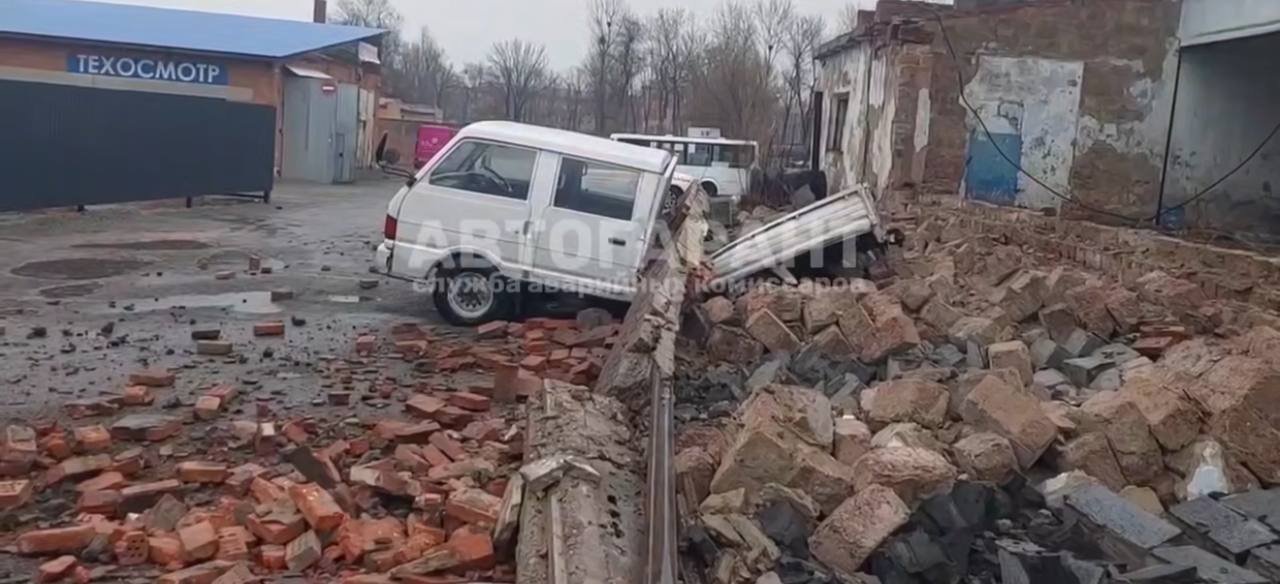 Аварийное здание обрушилось прямо на припаркованный грузовик: он сложился напополам на улице Калинина в Артеме    Прислать новость  Чат