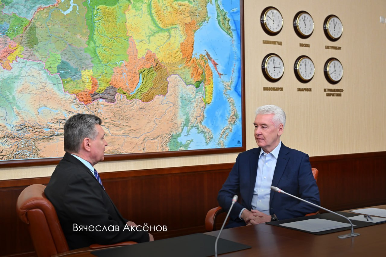 Учитель физкультуры Вячеслав Аксенов попросил Сергея Собянина возвести современный спорткомплекс в Чертанове Южном. По словам преподавателя, клуб «Варшавский», в котором в текущий момент занимаются 95 спортсменов, «очень перегружен», из-за чего тренировки проходят в некомфортных и небезопасных условиях. В новом спорткомплексе появится просторный зал для единоборств, тренажерный зал, раздевалки и душевые. Рядом со зданием мэр Москвы поручил благоустроить территорию, оборудовать зоны отдыха, беговые и велодорожки, спортивные и детские площадки, а также парковку.