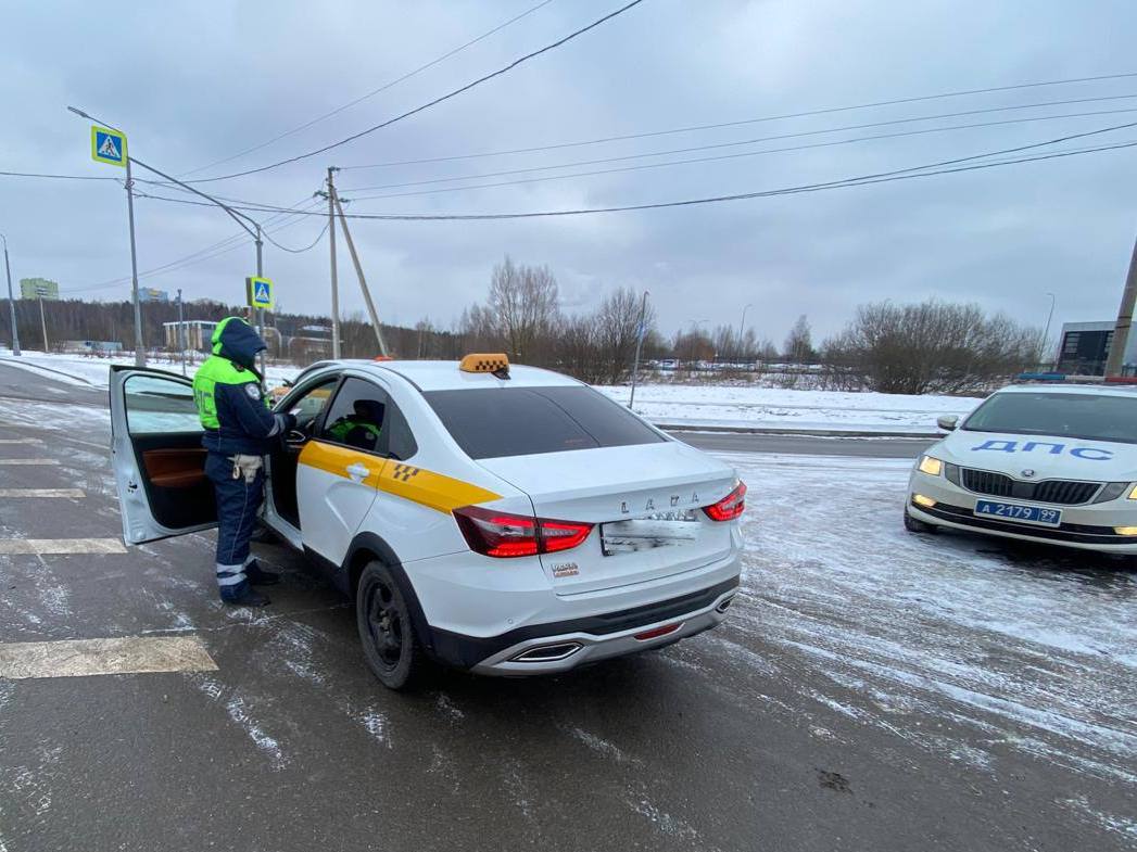 Госавтоинспекцией Москвы подведены итоги профилактического мероприятия среди водителей автомобилей такси и каршеринга    За время рейда сотрудниками Госавтоинспекции Москвы пресечено 11,4 тысяч административных правонарушений, совершенных водителями автомобилей такси      Среди водителей автомобилей краткосрочной аренды пресечено более 2,1 тысячи правонарушений    Контроль за данными категориями участников дорожного движения со стороны Госавтоинспекции Москвы продолжается