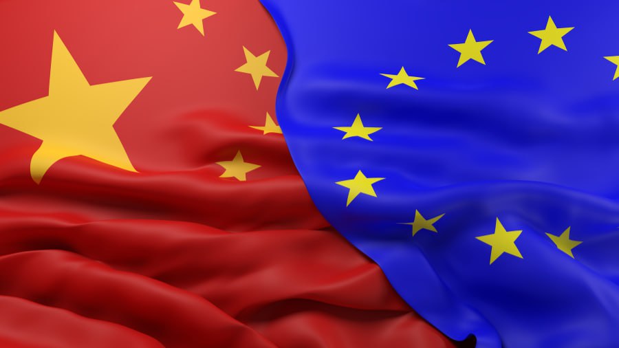 Китайским компаниям грозят новые санкции ЕС за сотрудничество с РФ Новые санкции ЕС против РФ могут затронуть фирмы из Китая пишет авторитетное издание Politico со ссылкой на проект документа Еврокомиссии которая предложила ввести ограничения в рамках нового пакета санкций против РФ За компанию в санкционный список могут попасть компании из ОАЭ Киргизии и Таджикистана Сегодня страны ЕС приступят к обсуждению нового пакета санкций а переговоры по нему займут дни или даже недели При этом Пекин решил работать на упреждение и предостерег ЕС от политизации торговых вопросов Премьер Госсовета КНР Ли Цян во время встречи с главой Еврокомиссии Урсулой фон дер Ляйен в Нью Йорке предложил Брюсселю следовать принципам ВТО Господин Ли Цян напомнил европейцам что неплохо было бы выполнять свои обязательства по сохранению открытости рынков торговли и инвестиций а заодно и придерживаться принципов честной конкуренции Собственно тарифная война между ЕС и КНР идет вовсю Уж скоро год как в ЕС ввели повышенные пошлины на импорт электромобилей из КНР в зависимости от производителя они составляют до 35 3 Китайцы ответили пошлинами на бренди и молочку в процессе антидемпинговое расследование в отношении импорта свинины из Евросоюза Кстати у ЕС есть и еще один повод не нагнетать буквально вчера Китай внес три компании США в список экспортного контроля товаров двойного назначения теперь им придется обращаться за соответствующими лицензиями к китайским властям с предсказуемым результатом Поэтому у европейцев сейчас задача со звёздочкой придумать что то действительно эффективное с точки зрения санкций или хотя бы создать видимость и одновременно сделать так чтобы ответка Пекина не заставила пожалеть RASPP INFO