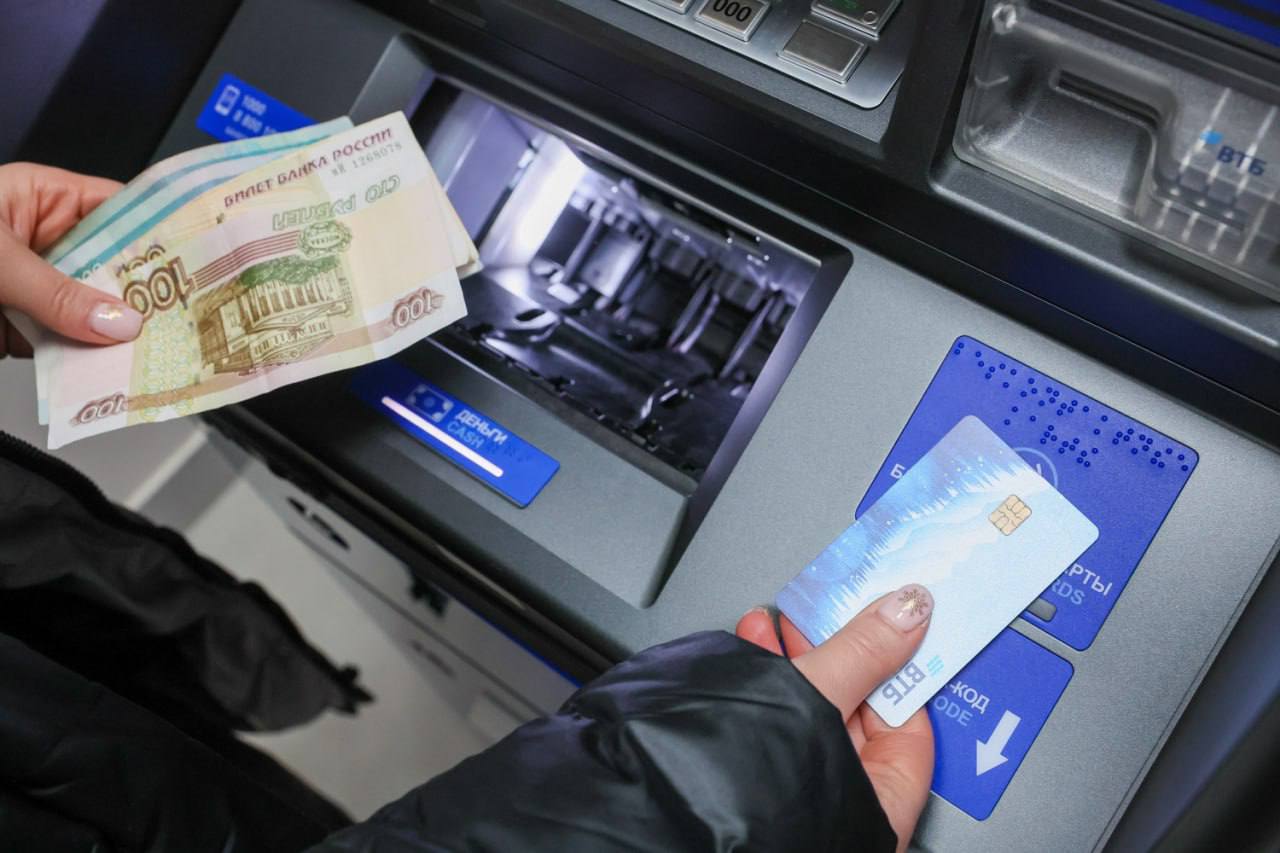 По данным ВТБ, объем рублевых пассивов в апреле достиг 55,5 трлн рублей, показав месячный прирост в 1,8% 976 млрд рублей - это вдвое больше, чем в марте. Общий объем сбережений россиян превысил 58,8 трлн рублей. Банк прогнозирует дальнейший рост рынка в мае на 587 млрд рублей. Основные тренды: - По итогам первого полугодия рублевый портфель может превысить 57,5 трлн +7,3% - К концу года объем сбережений может достичь 65 трлн рублей +21% - ВТБ за 4 месяца привлек 378 млрд рублей, увеличив рублевый портфель до 10,3 трлн "Высокая сберегательная активность сохраняется, хотя рынок уже реагирует на возможное смягчение денежно-кредитной политики", - отметил Дмитрий Володин из ВТБ. Банк ожидает сигналов от ЦБ о переходе к нейтральной политике, что может привести к дальнейшему снижению ставок по вкладам.