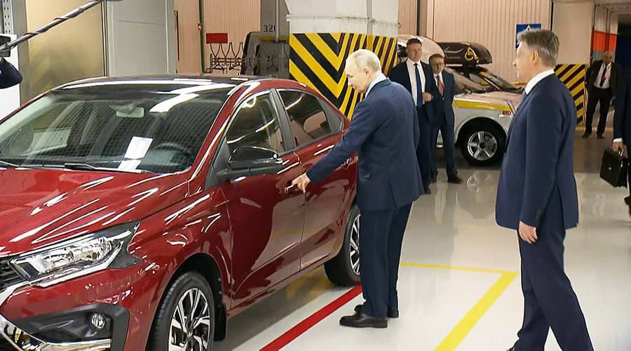 Lada Iskra получила компоненты от Renault и других зарубежных производителей, несмотря на заявления о независимости. Водительская подушка безопасности и медиасистема из Китая, пассажирская подушка — из Японии. Ранее АвтоВАЗ утверждал, что без Renault улучшит развитие, но зависимость от иностранных деталей остается.