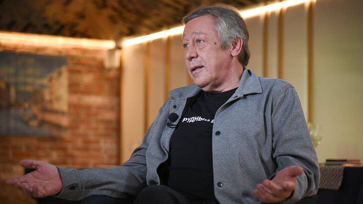 Михаил Ефремов впервые выйдет на сцену после освобождения из колонии Актер 25 и 26 марта выступит на сцене театра Мастерская 12 Никиты Михалкова Эти показы станут его первым появлением в театральной постановке после освобождения из колонии Ефремов исполнит главную роль в психологической драме Без свидетелей Спектакль поставили Никита Михалков и Александр Адабашьян Партнершей актера по сцене станет Анна Михалкова О чем спектакль По сюжету бывшие супруги спустя много лет случайно остаются наедине За внешне спокойным разговором скрываются боль воспоминания и неразрешенные чувства которые вынуждают героев вновь столкнуться с собственным прошлым контекст Михаил Ефремов был осужден по делу о ДТП которое произошло в Москве в июне 2020 года Находясь за рулем в состоянии опьянения он выехал на встречную полосу и столкнулся с машиной водитель которой позже умер в больнице Актер освободился по УДО весной 2025 года Фото Москва 24