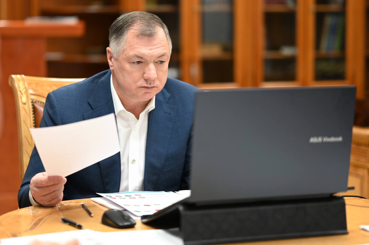В Курской области одобрены допсредства на расселение аварийного жилья — более 90 жителей региона получат новые квартиры. Оператором программы расселения является Фонд развития территорий.   По словам зампреда правительства Марата Хуснуллина, расселению подлежат 45 жилых помещений общей площадью более 1 тыс. кв. м, признанных непригодными для проживания. "Жители приграничных территорий сегодня сталкиваются с непростыми вызовами. В таких условиях особенно важно оказывать им поддержку. Наша задача – не только обеспечивать безопасность, но и помогать сохранять уверенность в завтрашнем дне, создавая условия для комфортной жизни", — подчеркнул вице-премьер.