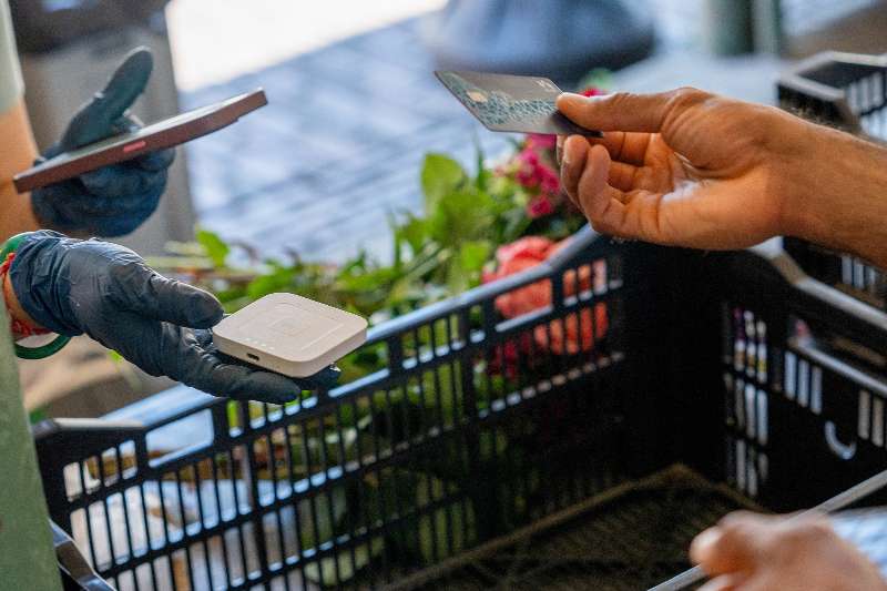 ВВП США в первом квартале сократился на 0,2% в годовом исчислении, согласно пересмотренной второй из трёх оценке. Цифры обнародовало Минторговли. По сравнению с ростом на 2,4% в четвёртом квартале прошлого года эти данные свидетельствуют о нарастающей неопределённости, вызванной тарифной политикой американской администрации, которая привела к снижению делового и потребительского доверия.