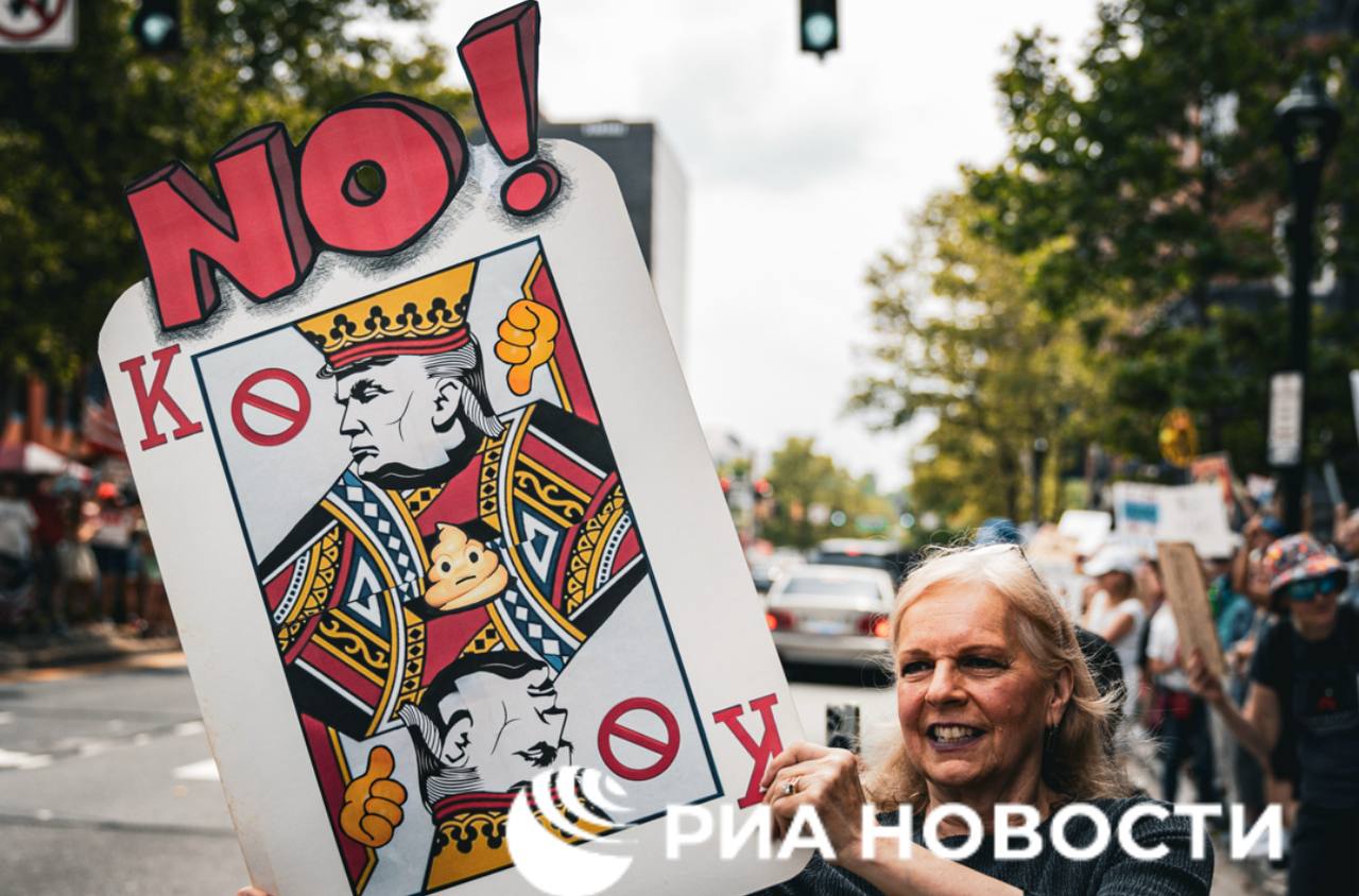Акция протеста Нет королям против политики Трампа вновь пройдет по всем Соединенным Штатам 18 октября сообщили организаторы Трамп наращивает усилия создаёт тайную полицию отправляет военных на наши улицы пытается сфальсифицировать результаты промежуточных выборов и бросает вызов конгрессу и судам Восемнадцатого октября мы собираемся в новых городах и в большем количестве чтобы напомнить Трампу его дружкам и тем кто ищет надежды в сторонке в Америке нет королей говорится в заявлении организаторов