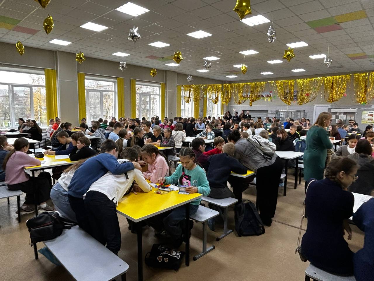 Очередной этап интеллектуального многоборья прошел в педлицее В Великих Луках состоялся очередной этап городского интеллектуального многоборья среди школьников В этот раз игра была посвящена олимпийскому движению и прошла на базе Педагогического лицея рассказали в администрации города В соревновании приняли участие команды из школ города которые продемонстрировали эрудицию командный дух и широкий кругозор в вопросах связанных с историей Олимпийских игр спортивными традициями и достижениями российских и великолукских спортсменов Перед началом интеллектуальных баталий участников поприветствовал депутат вликолукской городской Думы Дмитрий Белюков Он отметил что подобные мероприятия способствуют развитию познавательной активности укрепляют интерес школьников к спорту и здоровому образу жизни а также воспитывают командное взаимодействие и стремление к победе По итогам соревнований были определены лучшие команды которые показали высокий уровень подготовки и знаний Интеллектуальное многоборье проходит в Великих Луках на регулярной основе и объединяет школьников города стремящихся развиваться узнавать новое и достойно представлять свои учебные заведения