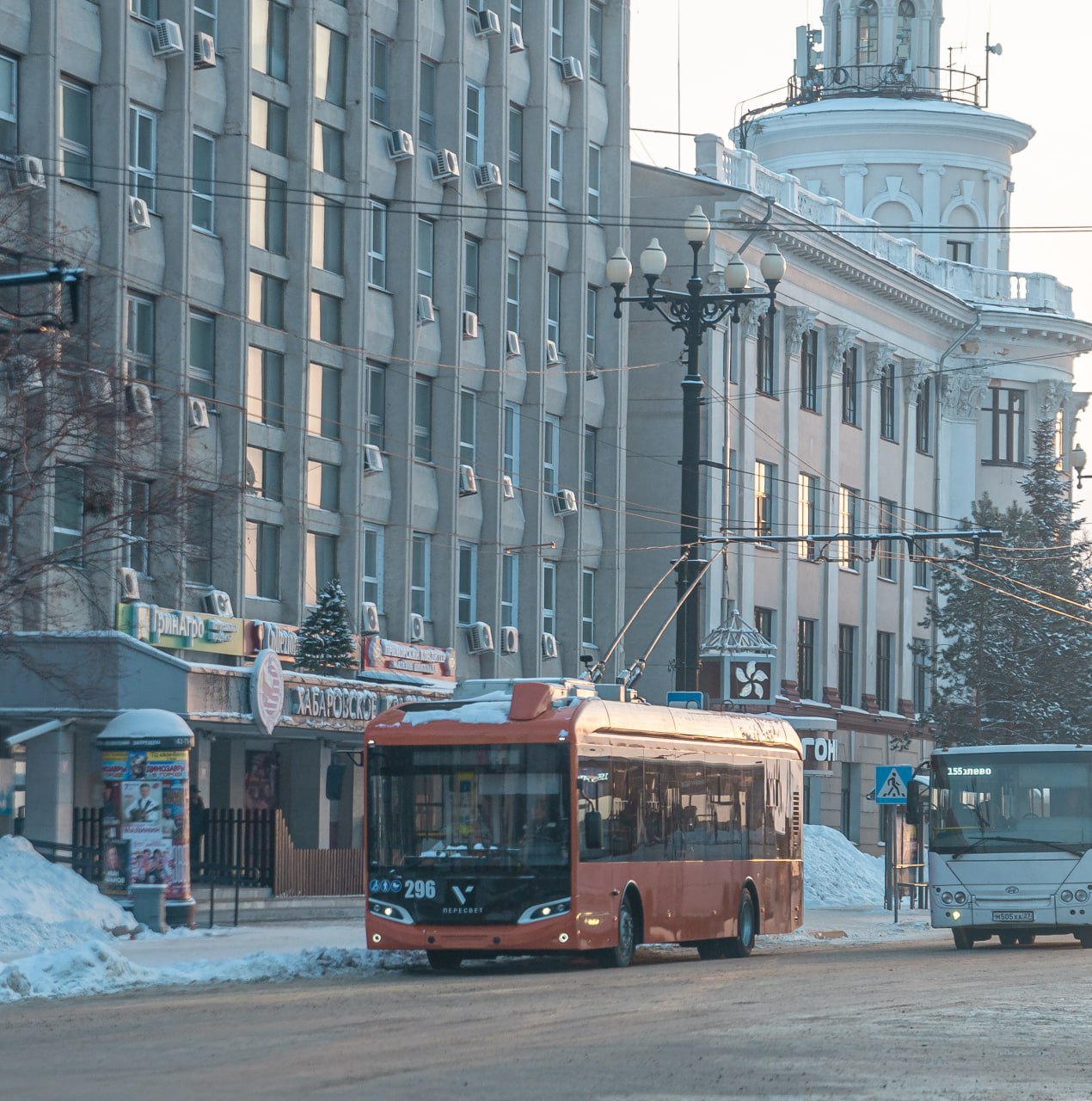 Схемы движения автобусов и троллейбусов будут временно изменены.  В субботу, 15 февраля, в Хабаровске пройдут мероприятия, посвященные Дню памяти о россиянах, исполнявших служебный долг за пределами Отечества.  В связи с этим, с 12:00 до 12:45 будут временно изменены маршруты автобусов и троллейбусов, а также приостановлено движение всех видов транспорта по улице Тургенева.   Троллейбусы маршрутов № 1 и № 4 в направлении центра города будут следовать до улицы Московской.  #Хабаровск       Дальний Восток   Делись новостью