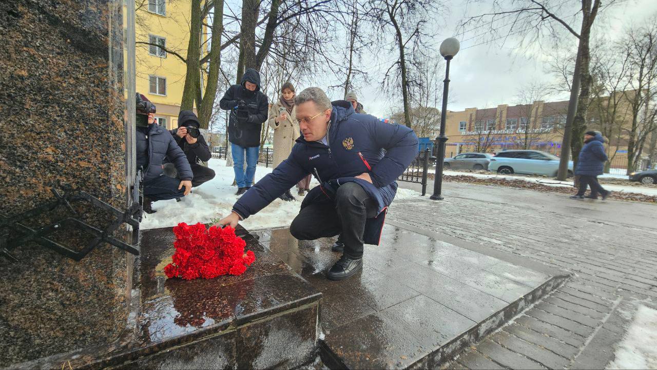 Сегодня у губернатора Вологодской области Георгия Филимонова намечена очень масштабная рабочая программа.   Началась она с возложения цветов к памятнику Жертвам политических репрессий в Вологде.  И это не просто символический жест. Это политической акт, смысл которого - объединить жителей нашего региона:  "История России богата и многообразна. Полна она и сложными и неоднозначными событиями.   Признаём их, не отворачиваемся, принимаем. Всё это неотъемлемая часть нас, нашего бытия, нашей Родины" - сказал губернатор Вологодской области Георгий Филимонов.