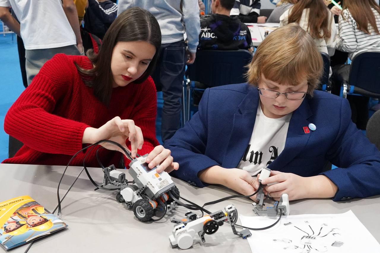 С 12 ноября по 14 ноября в Красноярске МВДЦ Сибирь пройдет Большой профориентационный фестиваль профессий Более 2 000 школьников 6 11 классов со всего края ознакомятся с перечнем актуальных профессий инженерно космической нефтегазовой аграрной креативной отраслей педагогики золотодобычи сервиса и индустрии гостеприимства Ребятам предложат собрать спутник запрограммировать робота поуправлять беспилотником приготовить ресторанное блюдо провести занятие в роли воспитателя или учителя начальных классов оценить состояние здоровья животных обработать зерно Также участники посетят консультации педагогов психологов проанализируют полученный опыт и составят свой план на пути к будущей профессии Вход свободный Мероприятие проходит в рамках нацпроекта Молодежь и дети Читать нас в ТГ Читать нас в МАХ