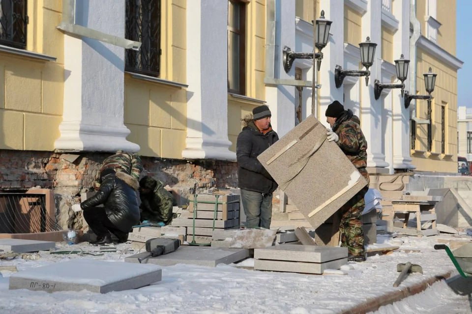 Гранит слишком дешевый в Челябинске директор центра по охране наследия получил приговор за неправильный ремонт оперного театра В Челябинске директора ОГБУК Государственный научно производственный центр по охране культурного наследия Челябинской области Михаила Быкова признали виновным в превышении полномочий Реставрацией здания занимались в 2019 2020 годах ожидая саммитов ШОС и БРИКС в Челябинске Цоколи фасада и крыльцо театра выложили гранитными плитами Но подрядчик взял более дешевый камень чем полагалось по контракту Вдобавок рабочие допустили дефекты ремонта Сотрудники ФСБ выяснили что Михаил Быков подписал акты о выполнении работ несмотря на все недостатки и недостоверные сведения о материала В результате региональное министерство культуры потеряло 31 млн рублей Следствие и суд позже это подтвердили Теперь директора центра по охране культурного наследия приговорили к 5 годам условного лишения свободы с испытательным сроком в 4 года Вдобавок суд запретил Быкову занимать руководящие должности на госслужбе в течение 2 лет и полностью удовлетворил иск прокуратуры обязав возместить ущерб государству   Подписаться на chelkp Мы в MAX