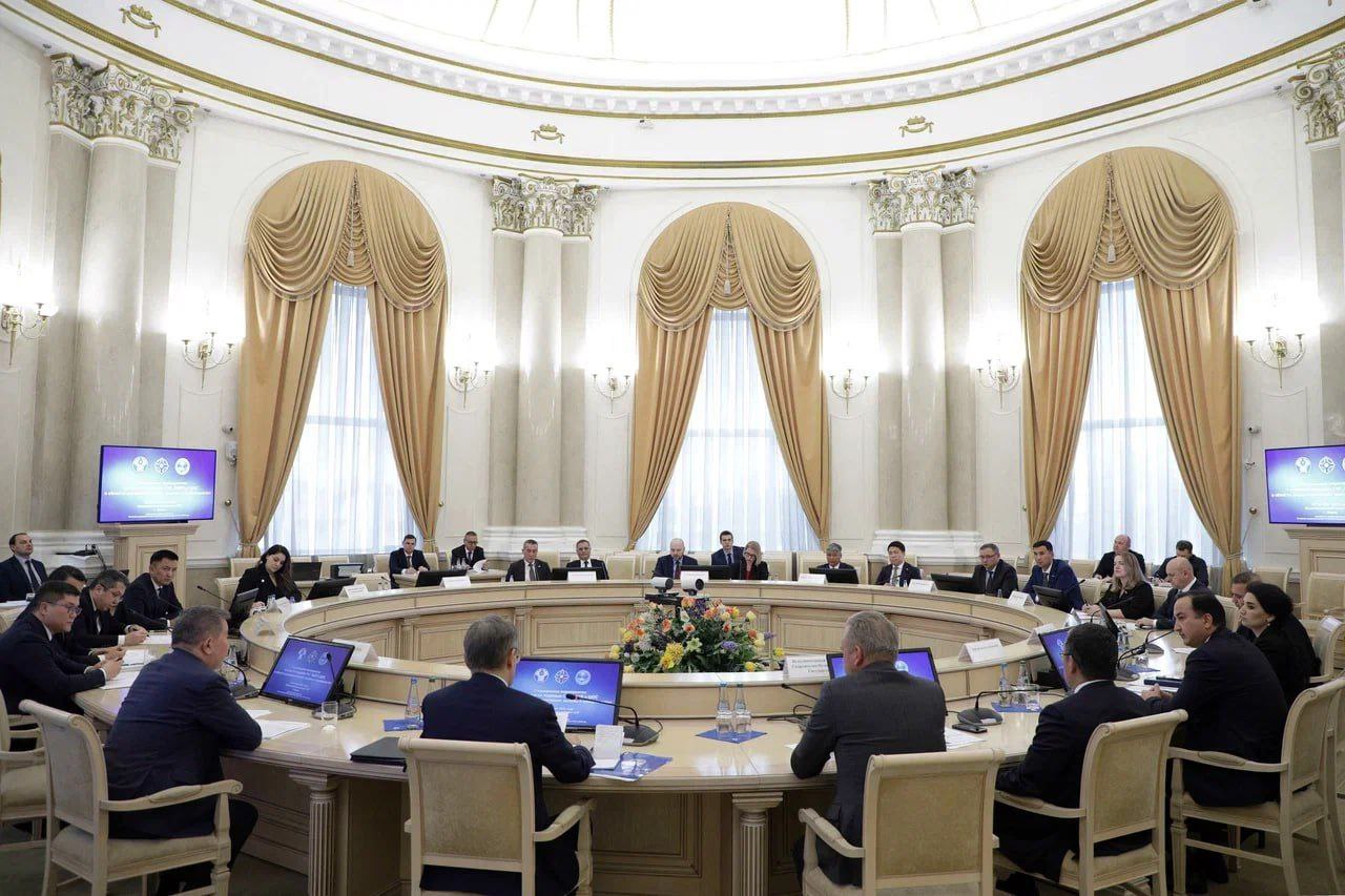 Таджикистан инициирует взаимодействия подходов СНГ ОДКБ и ШОС в сфере дерадикализации Об этом заявил на профильной конференции в Минске посол Таджикистана В рамках созванного по инциативе РТ специального мероприятия Синергия подходов СНГ ОДКБ и ШОС в области дерадикализации вызовы и возможности Сафарзода Бахтовар рассказал о методах Таджикистана направленных на укрепление совместных механизмов обеспечения безопасности и совершенствование мер по дерадикализации в рамках многостороннего сотрудничества организаций Читать SputnikТj в MAX