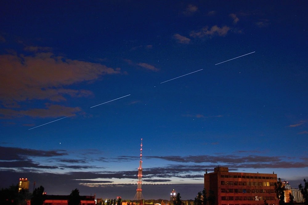 Почему разрушился на орбите спутник Starlink и какую угрозу это может нести Компания SpaceX сообщила о потере контроля над одним из своих космических аппаратов Starlink из за внутренней неисправности аномалия привела к разгерметизации топливного бака и неконтролируемому снижению с высоты около 418 км Надо сказать что астрономы фиксируют рекордное количество падающих спутников Starlink принадлежащих компании Илона Маска каждый день один два аппарата сходят с орбиты и сгорают в атмосфере На данный момент инцидент не создал угрозы для МКС и не повлиял на работу глобальной сети Starlink Однако он вновь актуализирует вопросы безопасности в условиях когда на орбите находится около 8 5 тысяч спутников этой группировки Подписаться на Российскую газету в   Читать нас в MAX