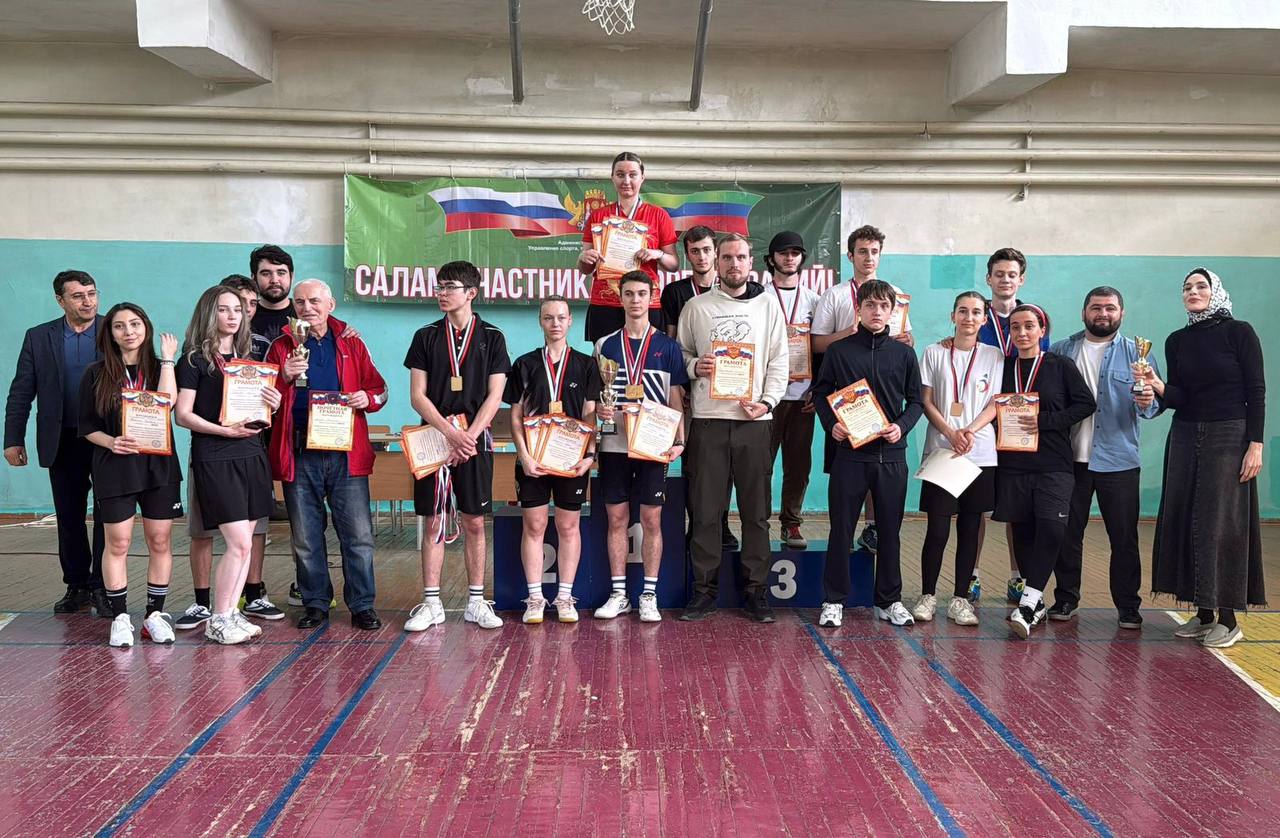 В Махачкале состоялись межрегиональные спортивные соревнования по бадминтону отборочного этапа VI Спартакиады молодежи юниорская России в Северо-Кавказском федеральном округе. Соревнования проводились в рамках реализации государственной программы «Развитие физической культуры и спорта». Команду Северной Осетии представляли воспитанники Спортивной школы «Урожай», показавшая высокие результаты. Республика заняла второе общекомандное место. Среди индивидуальных достижений отметились следующие успехи: - Мужчины, одиночный разряд: Олег Кадзаев завоевал бронзу. - Женщины, одиночный разряд: бронзовые медали получили Мария Бестаева и Варвара Даракчан. Парные выступления принесли команде два серебра: - Мужской дуэт Олега Кадзаева и Владислава Кокоева стал вторым. - Пара Мария Бестаева/Варвара Даракчан также стала второй. В категории смешанного парного разряда Олег Кадзаев вместе с Марией Бестаевой и Владислав Кокоев совместно с Варварой Даракчан завоевали бронзовые награды.