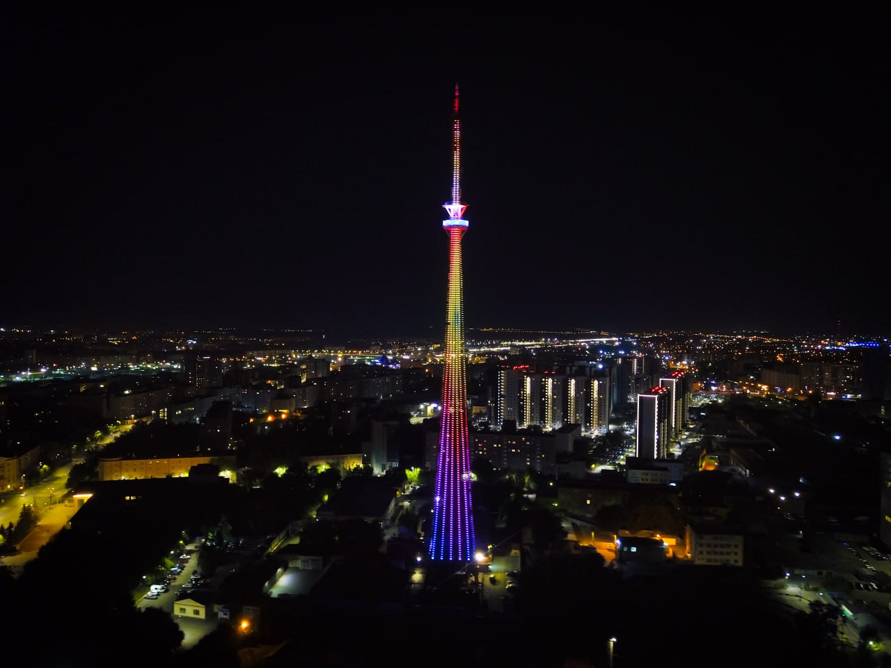 21 ноября Всемирный день телевидения По решению Генеральной Ассамблеи ООН международный праздник установлен в декабре 1996 года Он отражает роль телевидения как ключевого инструмента коммуникации и интеграции народов разных стран Сегодня телевидение играет важнейшую роль в формировании культурного наследия сохранении традиций и передачи знаний новым поколениям прокомментировал директор филиала Челябинского ОРТПЦ Герман Фукалов В праздничный вечер 21 ноября с 19 00 часов фасад телебашни украсит эффектная световая композиция с изображениями старых телевизоров и видеокамер символизируя историю развития телевидения и подчеркивая значимость данного праздника для всей страны