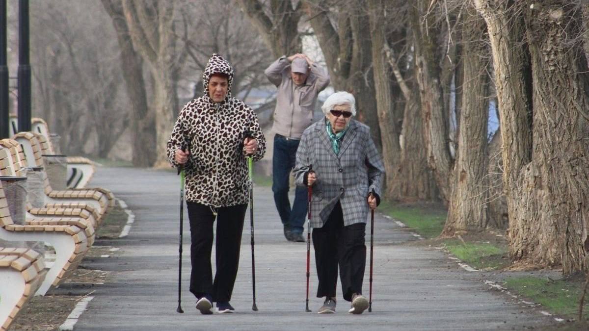 Росстат: пенсионеры работают больше, чем некоторые молодые специалисты! По данным Росстата, средний трудовой стаж россиян после выхода на пенсию достиг рекордных 8,2 года. С 2011 года, когда начали собирать эту статистику, специалисты фиксируют постоянный рост. В 2011 году пенсионеры работали в среднем 6 лет, а в 2022 году — уже 7,5 года Пенсионеры, получающие выплаты по инвалидности, остаются на своих местах целых 13,1 года. Средний размер пенсии в России составляет 23 175 рублей в месяц. При этом, на 1 января этого года в системе Социального фонда числится более 41 миллиона пенсионеров. 4 5 6 : видимо, пенсия — не повод для отдыха. Работать можно и дальше, а заодно и порадовать статистику!