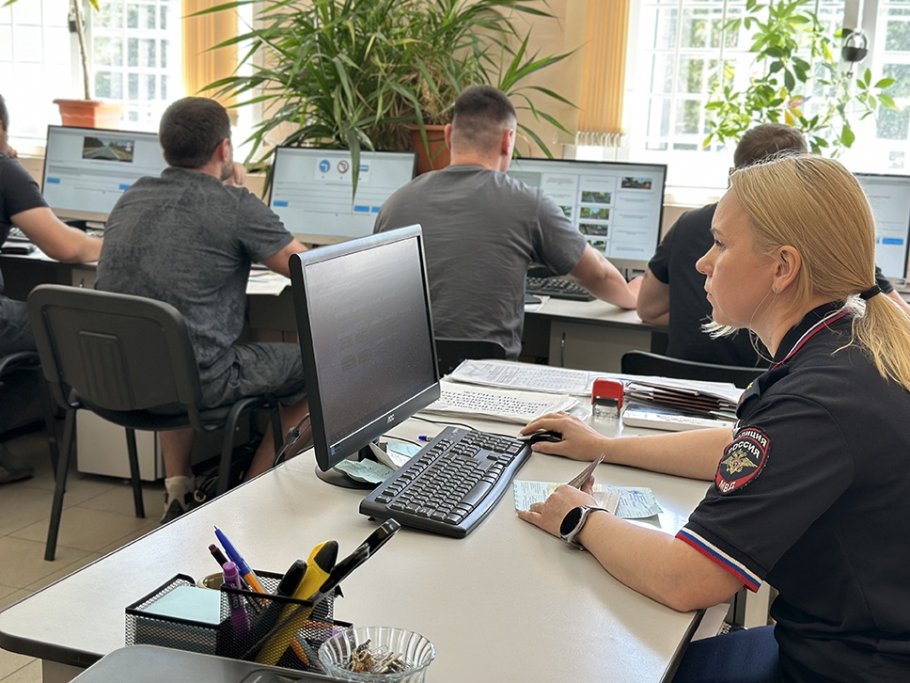 Госавтоинспекция развивает систему предоставления госуслуг  Всего по итогам 9 месяцев 2025 года подано более 15 7 миллиона заявлений на получение государственных услуг Это почти на 2 больше чем за аналогичный период прошлого года Из них 10 2 миллиона заявлений на получение государственных услуг по регистрации транспортных средств Количество выданных за 9 месяцев водительских удостоверений выросло более чем на 41 С каждым годом жители России все более активно пользуются возможностью обратиться в Госавтоинспекцию через Единый портал государственных услуг Сейчас МВД России предоставляет на Едином портале 26 различных услуг из них пять по линии Госавтоинспекции Подробнее на тему в нашем совместном материале с изданием Российская газета