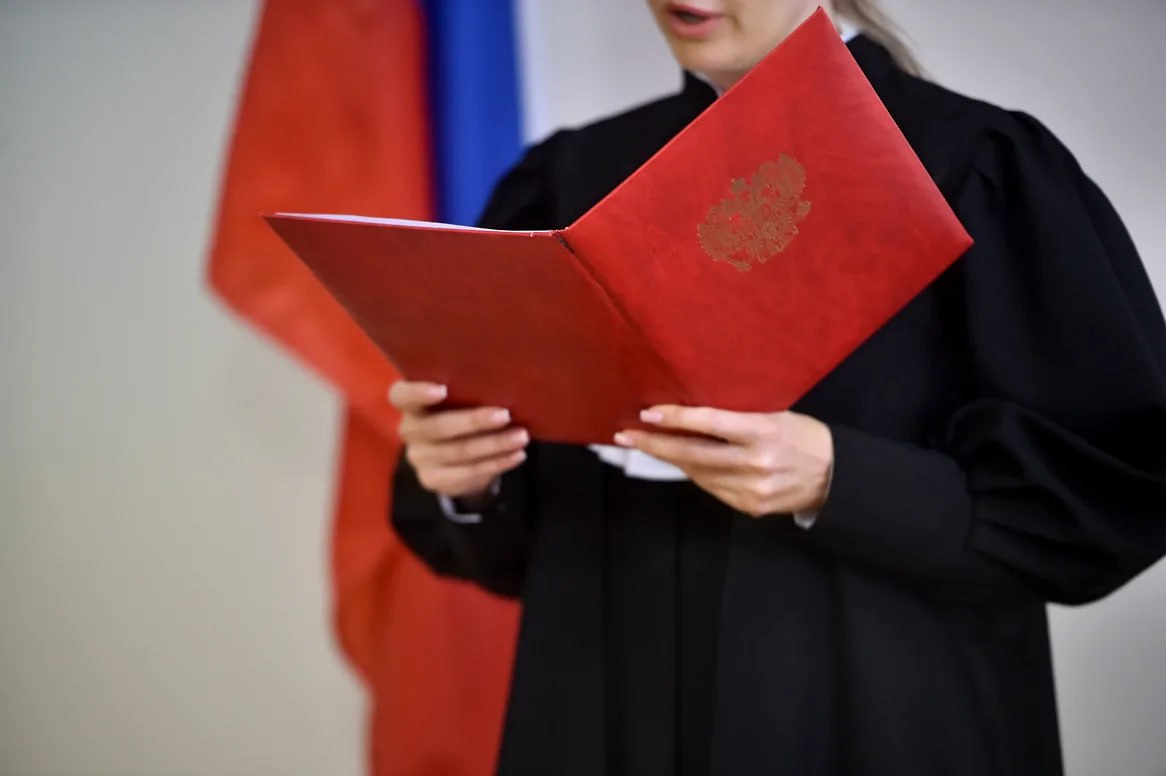 Перед судом за смертельное ДТП предстанет 95-летний житель Северной Осетии Уголовное дело в отношении пенсионера из Алагира, совершившего наезд на людей во время похорон в Дигоре, в результате чего один человек погиб, двое были госпитализированы, направлено в суд, сообщили «КрыльямTV» в прокуратуре Северной Осетии. Ему вменяется ч.3 ст. 264 УК РФ нарушение лицом, управляющим автомобилем, правил дорожного движения, повлекшее по неосторожности смерть человека . Напомним, в апреле 2025 года находящийся за рулем «Land Rover Discovery» пенсионер не справился с управлением и въехал в группу людей, сидевших у ворот дома во время похорон в Дигоре. В результате ДТП погиб 57-летний мужчина, еще двое получили травмы и были госпитализированы. Подписывайтесь на «КрыльяTV»