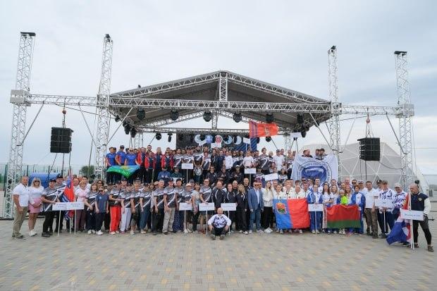 Под Волгоградом стартовали Всероссийские соревнования по парашютному спорту   Торжественная церемония открытия прошла в оборонно-спортивном лагере «Авангард», расположенном в Среднеахтубинском районе Волгоградской области. За медали поборются более 130 спортсменов из 19 субъектов Российской Федерации и Республики Беларусь.   Награды разыгрываются в двух дисциплинах – приземление на точность и индивидуальная акробатика. Участники будут совершать прыжки из самолета Ан-2 в упражнении на точность с высоты 1000 метров, а в акробатике – с 2200 метров. У мужчин и женщин зачет осуществляется раздельно. В первенстве страны могут участвовать спортсмены до 24 лет.