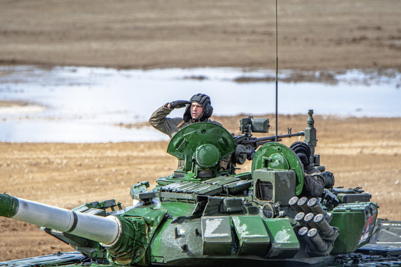 В Челябинске спустя 19 лет возродят танковое училище где оно будет располагаться Челябинское высшее танковое командное училище возобновит деятельность спустя 19 лет простоя и станет одним из трех военных вузов открываемых вновь в 2026 году Ранее губернатор Челябинской области на протяжении нескольких лет взаимодействовал с Минобороны по теме восстановления танкового училища По данным КП Челябинск учебное заведение откроется на площадке автомобильного училища Напомним с 2025 года Минобороны приступило к преобразованию системы подготовки военных кадров Согласно плану ведомства до 2034 года планируется открытие 15 новых высших учебных заведений и училищ Среди приоритетных направлений развитие инженерных специальностей и подготовка специалистов для подразделений беспилотных систем Обучение будут проходить не только выпускники школ но и участники СВО Эксперты считают этот шаг важным элементом адаптации армии к современным условиям боевых действий и преодолению дефицита квалифицированных кадров