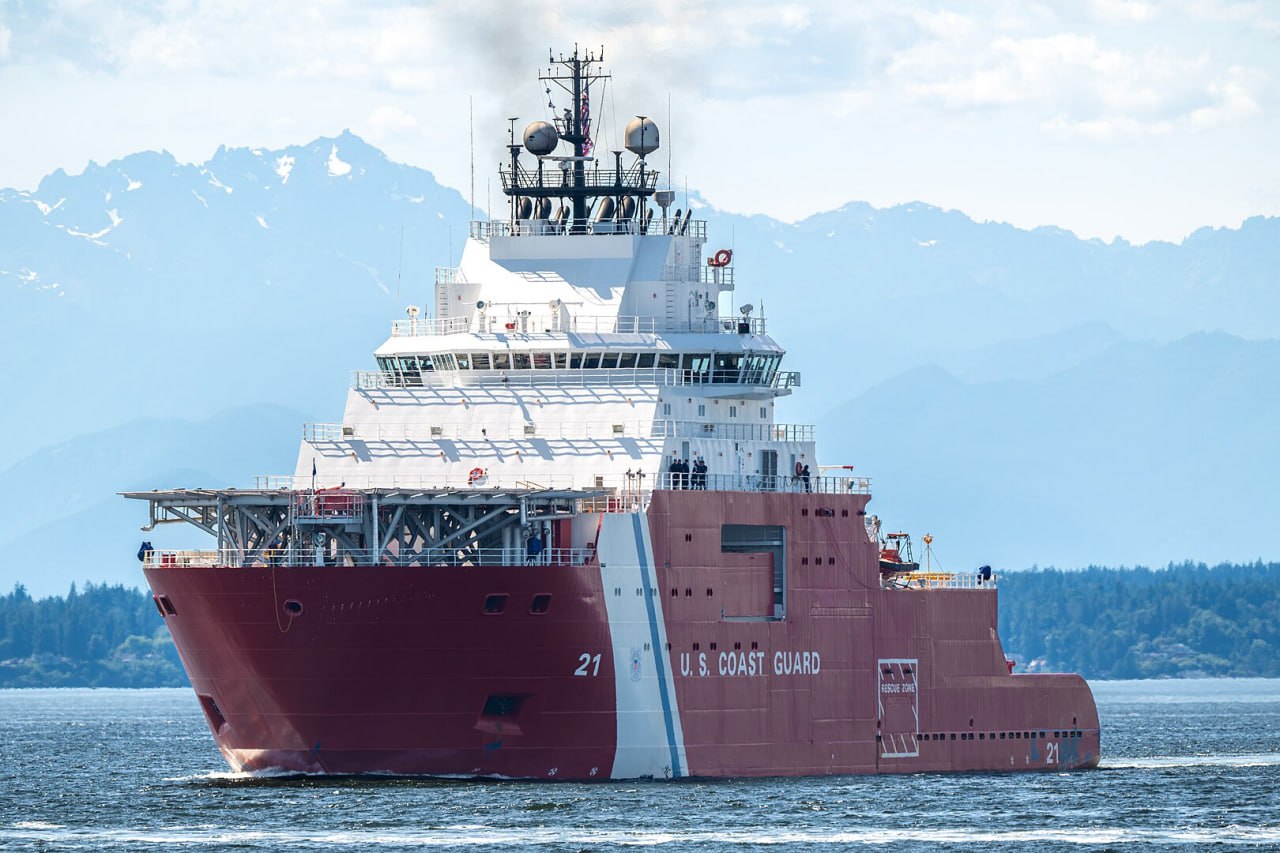Первый за 25 лет ледокол вошел в состав Береговой охраны США.  USCGC Storis – бывшее судно обеспечения ледового класса Aiviq, приобретенное для Береговой охраны за 125 млн долларов в декабре 2024 года у компании Edison Chouest Offshore. После модернизации, корабль вошел в состав флота США на Аляске.   В 2012 году USCGC Storis  быв. Aiviq  стал виновником аварии произошедшей во время буксировочной операции плавучей буровой платформы Kulluk. После отказа двигателей судна, буровая платформа, после нескольких дней дрейфа в океане была выброшена на мелководье у побережья Аляски. Весь персонал платформы, составляющий 18 человек, был успешно эвакуирован.    Подписаться на «Медиапалубу»