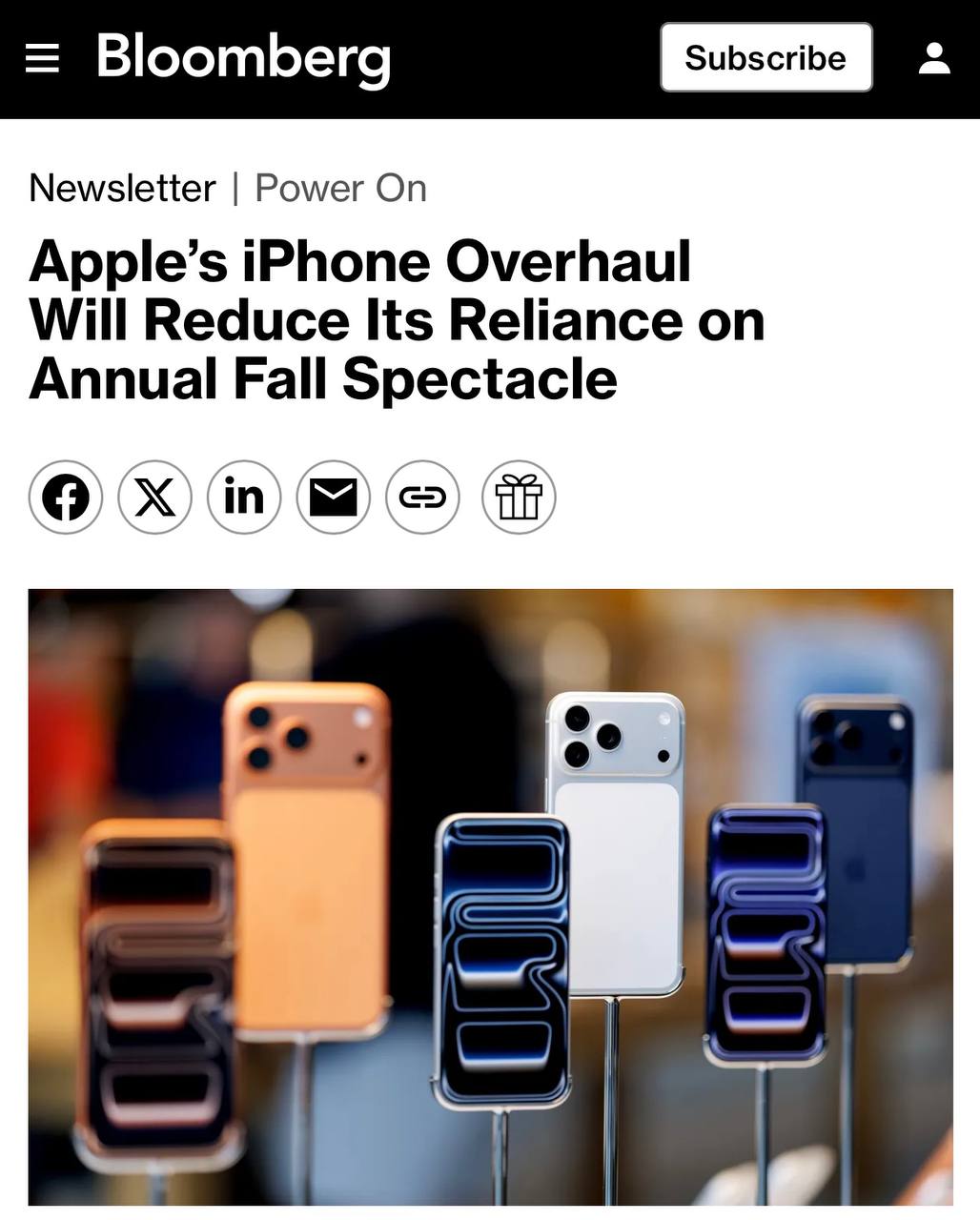 Apple кардинально меняет стратегию новые айфоны больше не будут выходить день в день Компания решила растягивать релизы на протяжении года чтобы поддерживать продажи и не отставать от Samsung Так осенью 2026 покажут iPhone 18 Pro iPhone 18 Pro Max и сгибаемый iPhone Остальные модели появятся весной 2027 iPhone 18 iPhone 18e и по слухам iPhone Air 2 Причина не только в деньгах таким образом в компании планируют снизить давление на сотрудников и поставщиков которым раньше приходилось работать в режиме хардкор ради золотого периода Пока непонятно связано ли это с уходом Тим Кука с поста гендиректора Apple Но ясно одно дела в компании плохи bugfeature apple