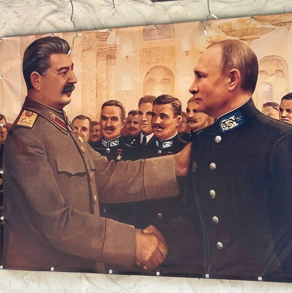 В белгородском кафе повесили панно, на котором Владимир Путин жмёт руку Иосифу Сталину. На панно в своём личном телеграм-канале обратила внимание журналистка «Дождя» Анна Монгайт. Она написала, что фото панно было сделано её подписчиком в ресторане «Казачий хутор» в селе Таврово Белгородского района. Фото: Vsya takaya Mongayt Подписаться на «Пепел»