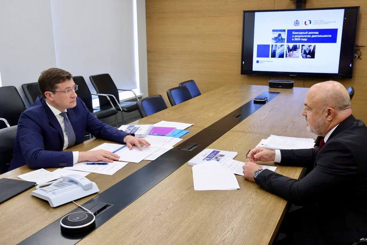 Провел рабочую встречу с нижегородским бизнес-омбудсменом Павлом Солодким. Обсудили системные вопросы, которые возникают у предпринимателей, в том числе темы размещения объектов нестационарной торговли и сроков техприсоединения. Уполномоченный по правам предпринимателей отметил, что в регионе за прошлый год снизилось административное и силовое давление на бизнес. Это важная тенденция, и ее нужно сохранять. Мы вместе выстроили эффективный механизм поддержки предпринимателей, всегда держим руку на пульсе и улучшаем взаимодействие на всех уровнях. Благодарен Павлу Михайловичу за обратную связь и профессиональный подход!