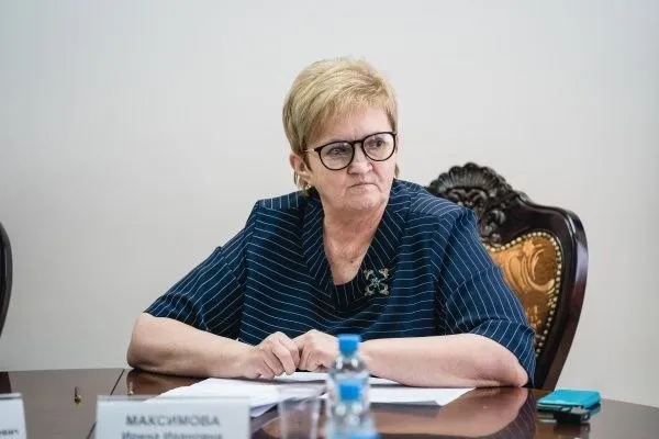 Скорбим В Ханты Мансийске скончалась председатель Общественной палаты Югры 5 го и 6 го созывов Ирина Максимова Ей было 66 лет Заслуг у Ирины Ивановны не перечесть мы выделим несколько Проект по социальной реабилитации людей освободившихся их мест лишения свободы Шаг навстречу Заслуги Максимовой в адаптации заключенных оценены Почетной грамотой Общественной палаты РФ Максимова в этой очень непростой сфере одна сделала больше чем все социальные службы Югры вместе взятые В эпоху Комаровщины Максимова возглавляла Общественную палату Югры Которая под ее руководством стала практически единственной платформой в округе где обсуждались самые острые вопросы которые как правило замалчивались в Югре под негласным давлением Шипилова Шумаковой Личный авторитет Максимовой был такой что она невзирая на чиновничьи запреты активно боролась за реальное решение острых социальных проблем И в этом плане она была практически единственной во властных кругах в то смутное для округа время Светлая память