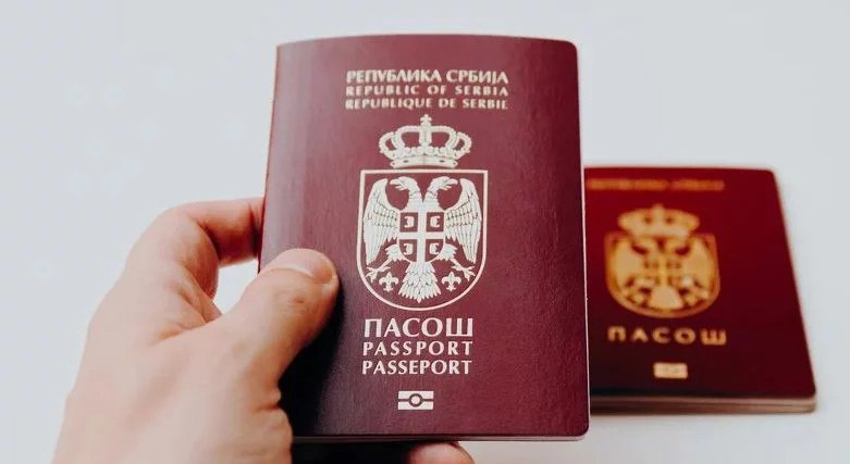 Сербский паспорт занял 34 место в рейтинге сильных паспортов мира Сербия занимает 34-е место среди стран с самыми сильными паспортами в мире, предлагая безвизовый режим или визы по прибытии для 138 направлений из 227. Об этом свидетельствуют последние данные индекса «Henley Passport». По сравнению с прошлым годом сербский паспорт поднялся в январе на три позиции — с 37-го на 34-е место. Это самый высокий показатель, учитывая, что рейтинг паспортов измеряется с 2006 года, и эта позиция подтверждена в новом рейтинге. Согласно тому же индексу, Босния и Герцеговина занимает 42-е место, Северная Македония — 38-е, Черногория — 40-е, а Хорватия и Словения делят девятое место. Граждане Сингапура по-прежнему являются обладателями самого сильного паспорта в мире, предоставляя безвизовый доступ в 193 страны из 227. На втором месте находятся Япония и Южная Корея с доступом в 190 стран, а третье место делят семь стран Евросоюза — Дания, Финляндия, Франция, Германия, Ирландия, Италия и Испания, каждая из которых имеет по 189 стран. Великобритания и Соединенные Штаты Америки, которые ранее входили в число стран с самыми сильными паспортами в мире Великобритания в 2015 году и США в 2014 году , упали в рейтинге и теперь занимают шестое и десятое места соответственно. Россия находится в списке на 46-м месте, вместе с Турцией. Замыкает список Афганистан, занимающий 99-е место, граждане которого могут посещать без визы только 25 стран. За ними следуют Сирия 98-е место с 27 направлениями и Ирак 97-е место с доступом в 30 стран. Рейтинг «Henley Passport» составляется дважды в год, в январе и июле, и использует эксклюзивные данные Международной ассоциации воздушного транспорта IATA , отслеживающей количество направлений, которые владельцы паспортов могут посещать без визы.