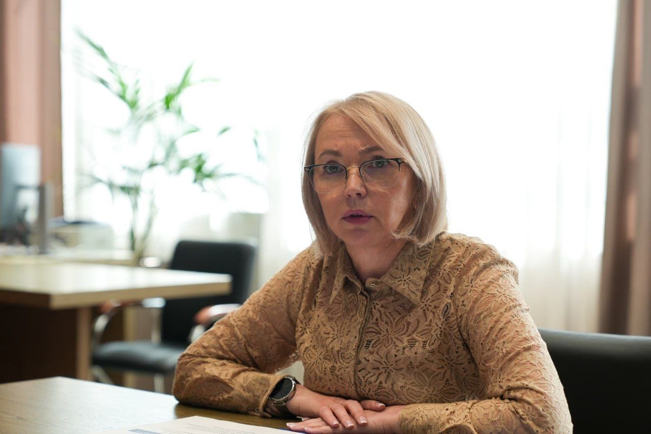 Ирина Гехт и Илья Шестаков обсудили развитие рыбохозяйственного комплекса региона  Врио губернатора НАО с руководителем Федерального агентства по рыболовству в ходе рабочей встречи рассмотрели вопросы, актуальные для рыбной отрасли НАО.  — Договорились что проработаем вопрос межрегионального сотрудничества по защите водных ресурсов реки Печоры. Нужно усилить рыбоохрану, чтобы предотвращать незаконный вылов сёмги во время нереста, — рассказала Ирина Гехт.  Также глава НАО обратилась с предложением запретить вылов водных биоресурсов, за исключением ряпушки на рыболовных участках, не предназначенных для вылова сёмги и горбуши на реке Печоре во время миграции анадромных видов рыб на нерест. Эта мера уже получила одобрение научного сообщества, которое подтверждает существующий риск для популяции сёмги и горбуши.  — Кроме того, необходимо, чтобы рыборазводные центры НАО имели возможность войти в инвестиционную программу недропользователей по компенсации вреда. Нужно учитывать наши предприятия при проведении экологической экспертизы и планировании государственных программ, чтобы обеспечить их стабильную загрузку и участие в общем развитии отрасли, — отметила врио губернатора НАО.  Фото из телеграм-канала Ирины Гехт
