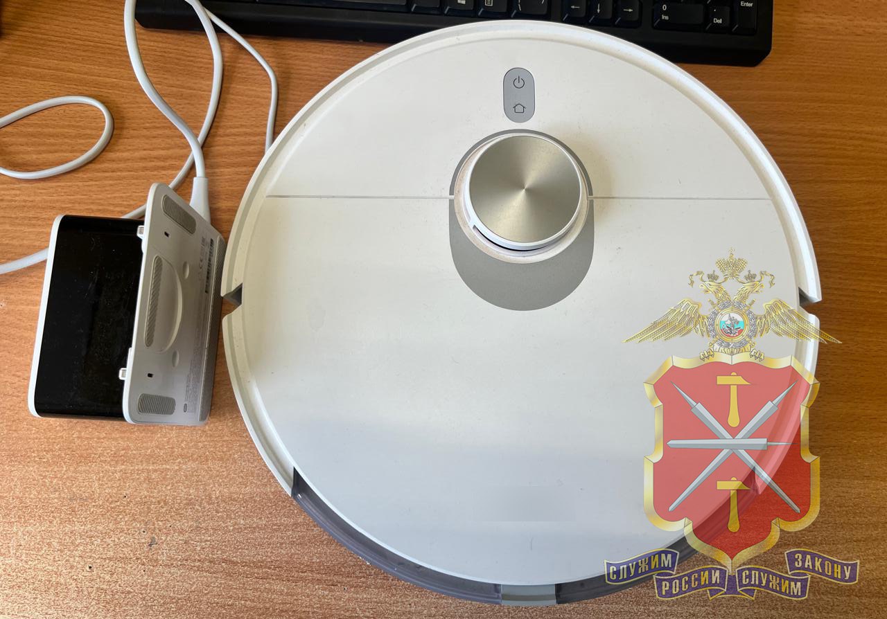 В Привокзальном округе Тулы оперативниками задержан подозреваемый в краже имущества из пункта выдачи заказов маркетплейса В дежурную часть отдела полиции «Привокзальный» УМВД России по городу Туле обратилась управляющая одного из пунктов выдачи маркетплейса, расположенного на улице Г. Маргелова. Женщина сообщила, что из ПВЗ были похищены запчасти от компьютера, смартфоны, бытовая техника и одежда. Ущерб от противоправного деяния составил около 273 тысяч рублей. В ходе проведения оперативных мероприятий и при просмотре записей с камер видеонаблюдения сотрудниками уголовного розыска был установлен 21-летний житель Суворова, который работал на данном ПВЗ. Злоумышленник признался в содеянном и пояснил, что часть похищенного он сбыл, а вырученные деньги использовал по своему усмотрению. В настоящее время по данному факту следователем отдела полиции «Привокзальный» УМВД России по городу Туле возбуждено и расследуется уголовное дело по признакам преступления, предусмотренного частью 3 статьи 158 УК РФ «Кража». Фигуранту грозит до 6 лет лишения свободы, ему избрана мера пресечения в виде подписки о невыезде и надлежащем поведении. #МВД #МВДРоссии #Полиция #ПолицияРоссии #Police #RussianPolice #Russia #ТульскаяПолиция