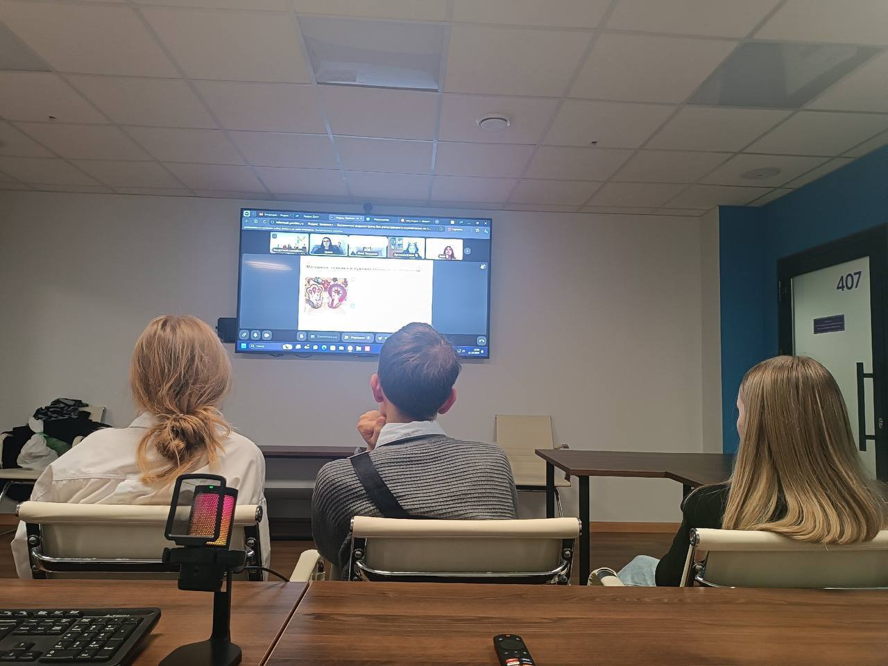 Слушатели Школы межэтнической журналистики из 16 регионов России провели серию онлайн встреч Молодые журналисты знакомились с культурным разнообразием страны студенты из Москвы и Волгограда узнали о традициях донских казаков и ярких этнофестивалях а участники из Сыктывкара и Оренбурга обменялись ассоциациями о своих регионах На других конференциях ученики из Пскова и Барнаула обсуждали свои публикации и даже разбирали математическую формулу интересного а встреча красноярской и владикавказской команд затянулась студентам было что рассказать друг другу об осетинских обычаях и туристической привлекательности Сибири Завершил сезон конференций разговор со звездным гостем президентом Гильдии межэтнической журналистики блогером миллионником Маргаритой Лянге Она поделилась секретами создания вирусного контента и подчеркнула важность популяризации традиционных ценностей В это же время региональный этап Школы межэтнической журналистики завершился и на Ставрополье Его лучшие выпускники теперь смогут продолжить обучение и присоединиться к коллегам на федеральном этапе в Москве