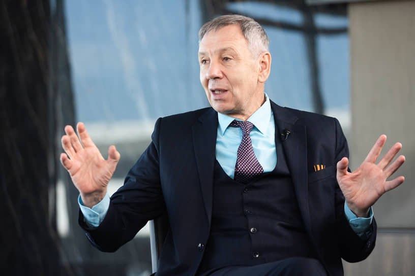 На Сергея Маркова составили первый протокол об иноагентстве за то что не сдал сам себя В Останкинский райсуд Москвы поступило дело против прокремлевского политолога Сергея Маркова Его обвиняют по части 1 статьи 19 34 КоАП деятельность иностранного агента лицом не включенным в реестр По сути ему вменяют то что он не донес на себя в Минюст Маркова включили в реестр иноагентов в августе после того как он публично похвалил президента Азербайджана Ильхама Алиева и получил волну критики от Z комментаторов Теперь политолог рискует штрафом за то что не сообщил о собственном статусе иноагента Марков стал одним из первых иноагентов в Z среде Причем его иноагентство не вызвало сочувствия среди провластных спикеров а среди демократов усмешки Такова судьба таков путь