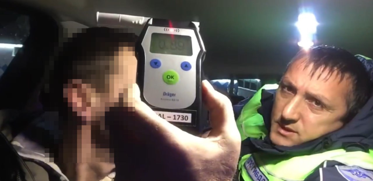 В Салехарде автолюбителя ждет уголовная ответственность за вождение в нетрезвом виде без права управления Утром 18 января экипаж ДПС остановил автомобиль LADA которым управлял 40 летний местный житель Инспекторы выявили у водителя признаки алкогольного опьянения что подтвердилось при освидетельствовании Кроме того выяснилось что в декабре 2021 года мужчина уже привлекался к ответственности за вождение в состоянии опьянения что повлекло лишение его водительских прав По факту произошедшего отделом дознания ОМВД России по г Салехарду возбуждено уголовное дело по признакам преступления предусмотренного ч 2 ст 264 1 УК РФ Госавтоинспекция призывает водителей к неукоснительному соблюдению ПДД и недопустимости управления транспортным средством в состоянии опьянения Подписаться на Госавтоинспекцию Ямала мвдроссии полиция гибддянао гибдд янао салехард